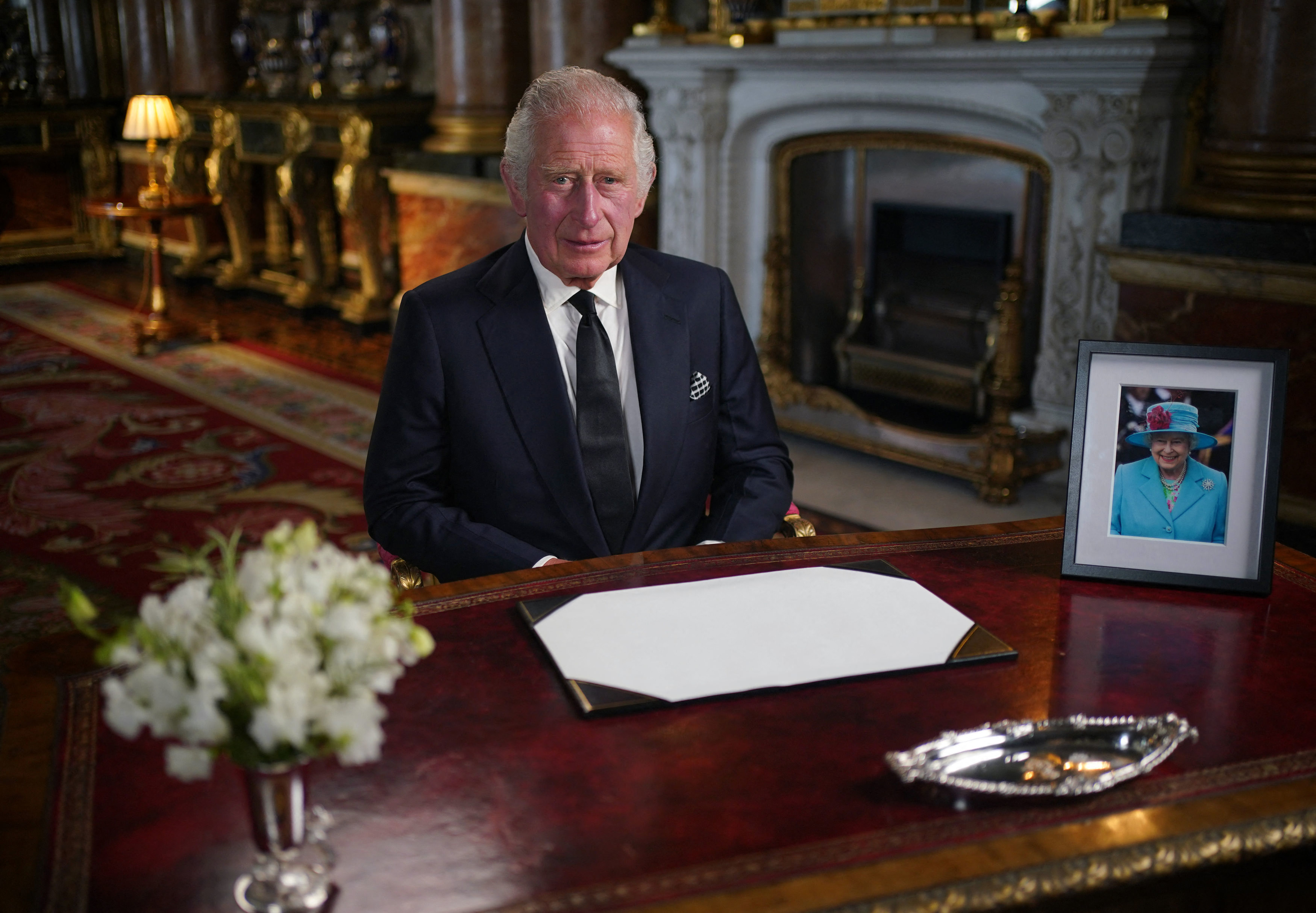 Rey Charles III pronuncia un discurso televisado en el Palacio de Buckingham de Londres el 9 de septiembre de 2022 | Foto: Getty Images