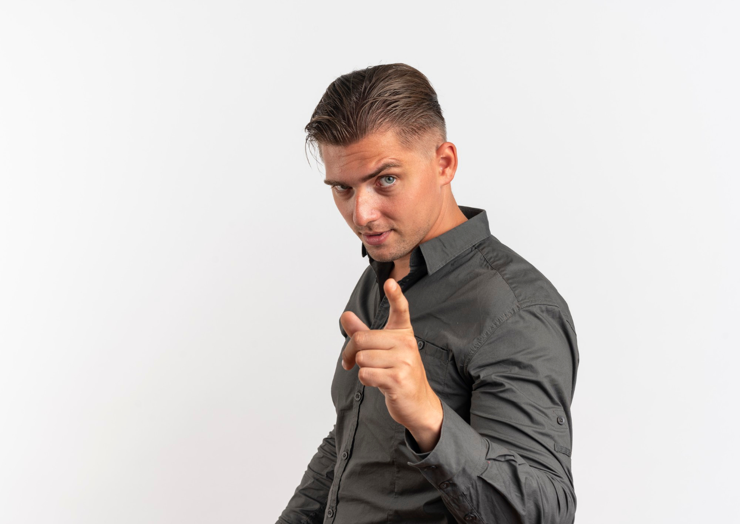 Un hombre señalando con el dedo a alguien | Fuente: Freepik