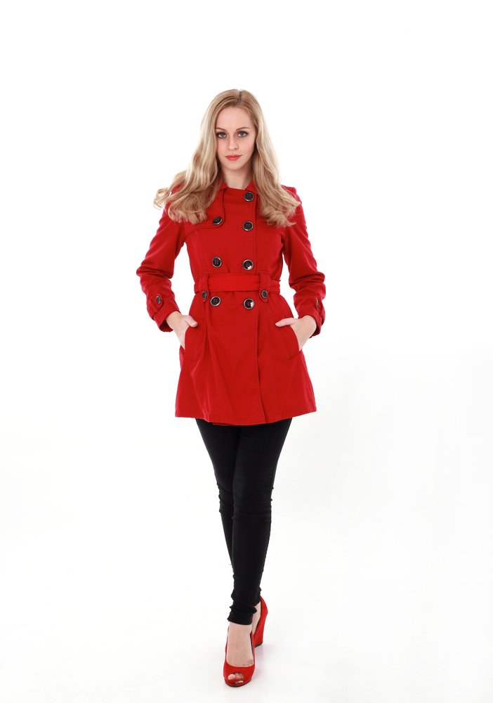 Modelo femenina luciendo abrigo rojo. I Foto: Shutterstock.