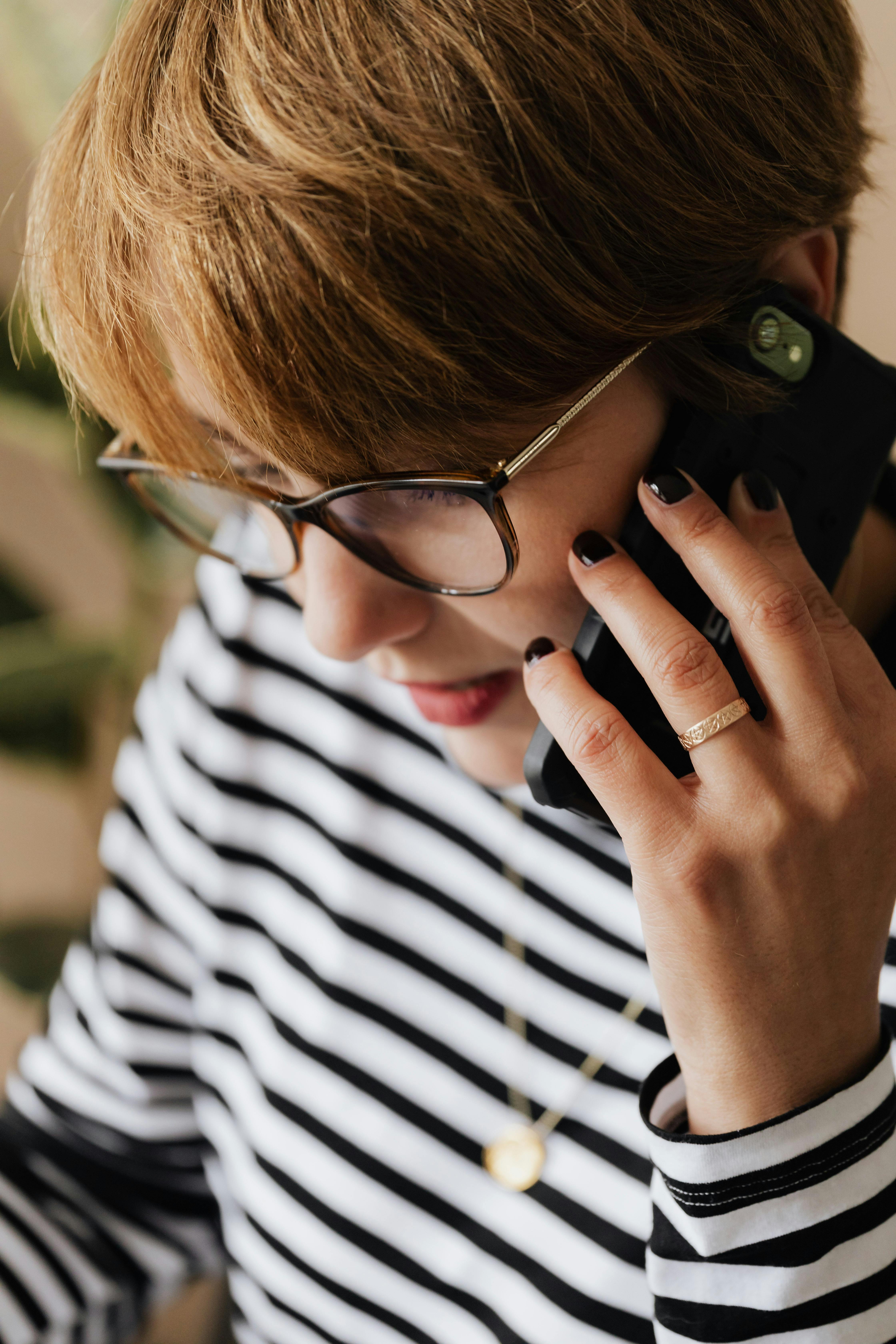 Mujer adulta hablando por teléfono | Fuente: Pexels