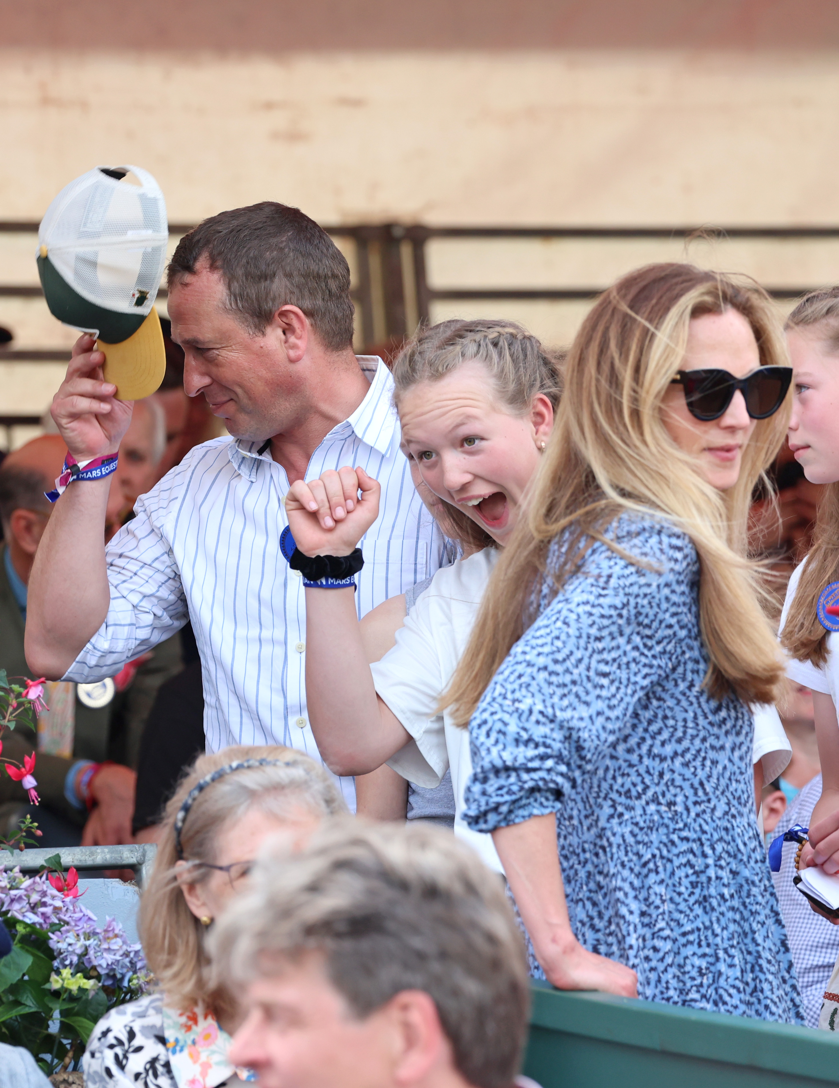 Peter Phillips y Harriet Sperling en el último día de los Badminton Horse Trials 2024 en Badminton House el 12 de mayo de 2024 en Badminton, Gloucestershire | Fuente: Getty Images