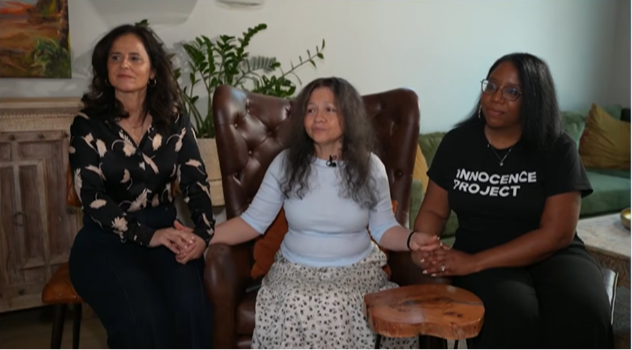 Carmen Mejía junto a su abogada y una representante de Innocence Project, en una entrevista tras ser liberada de prisión por un delito que no cometió | Fuente: YouTube/N+ UNIVISION