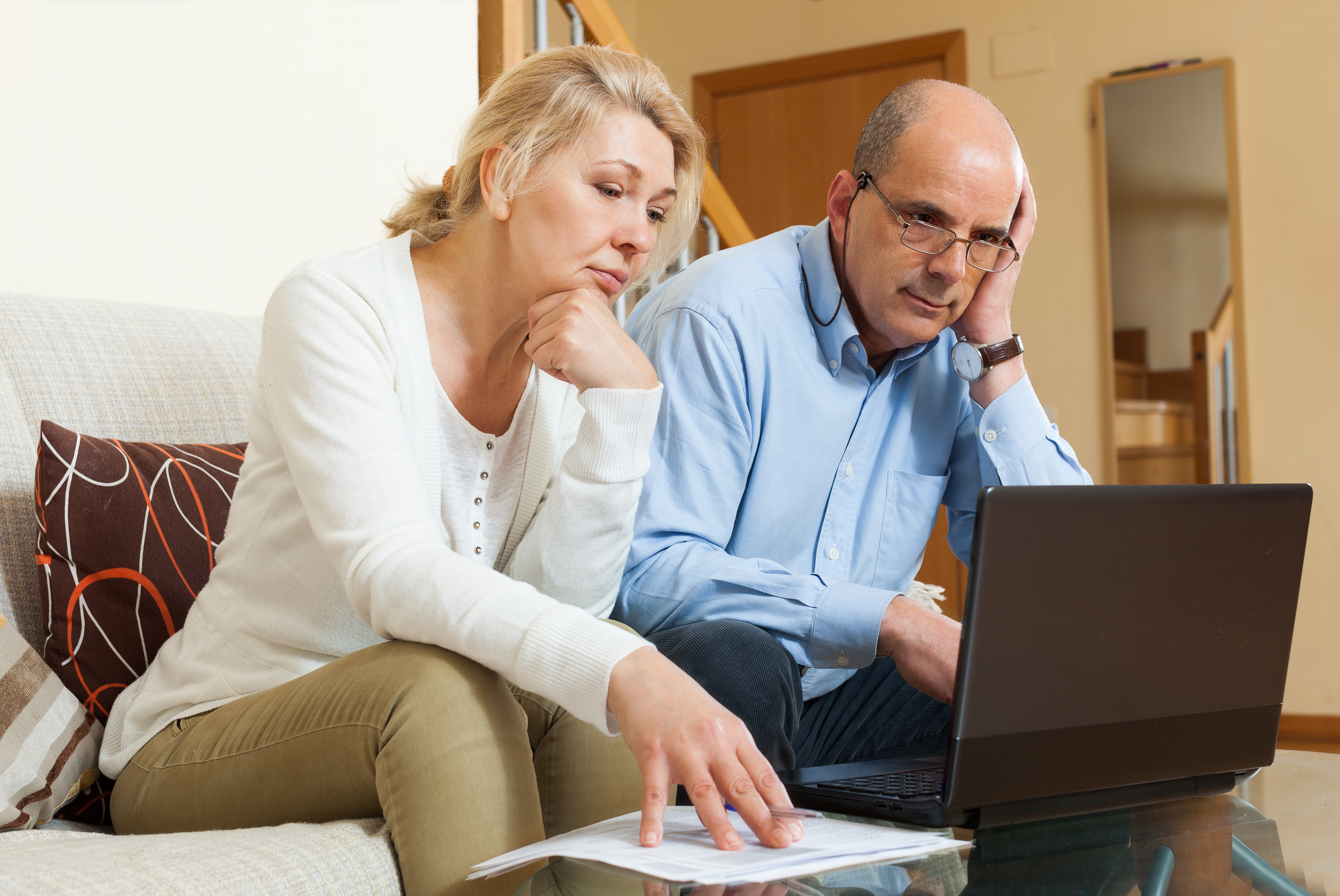 Una mujer y un hombre mirando un portátil | Foto: Shutterstock