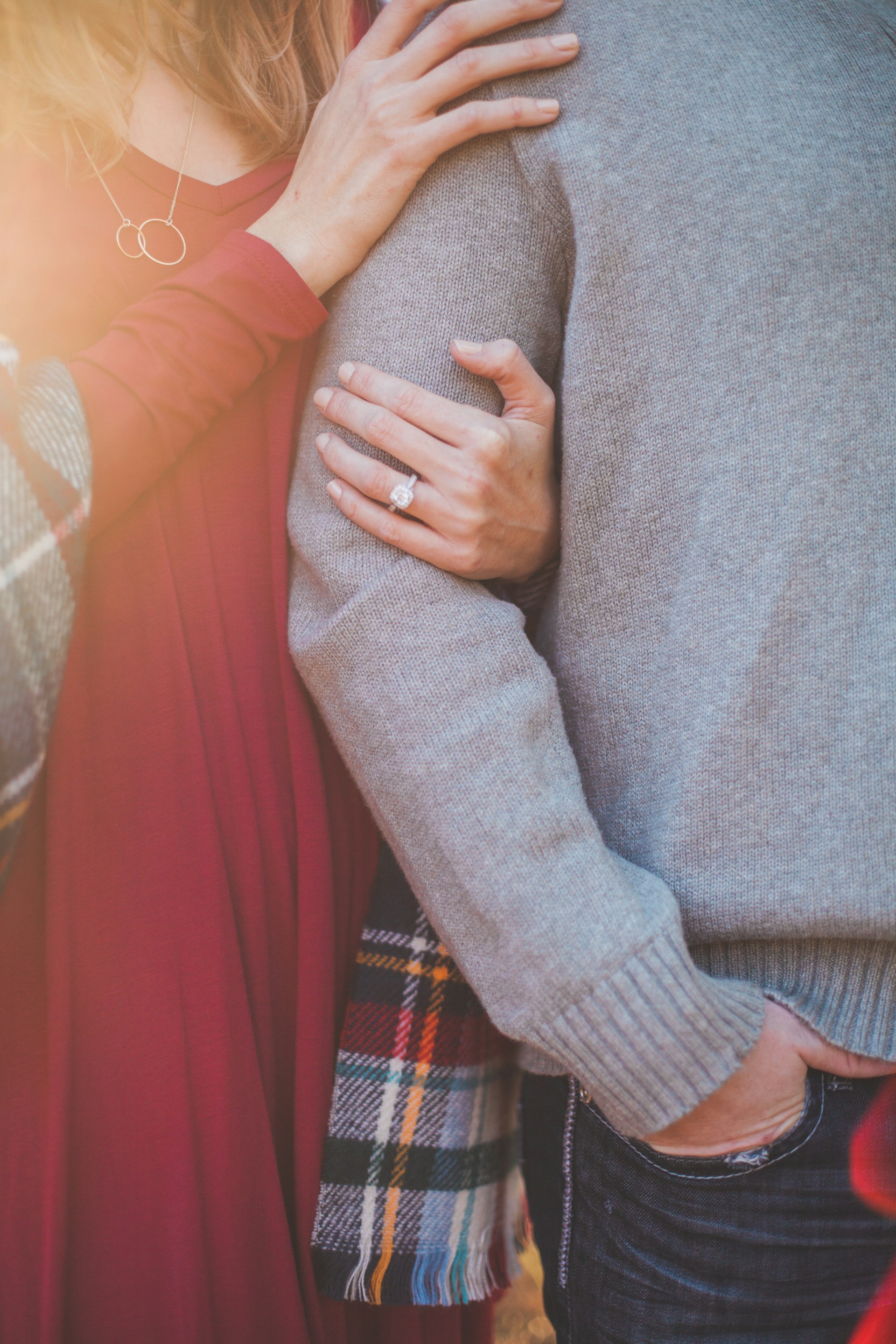 Una mujer cogida del brazo de un hombre | Foto: Unsplash