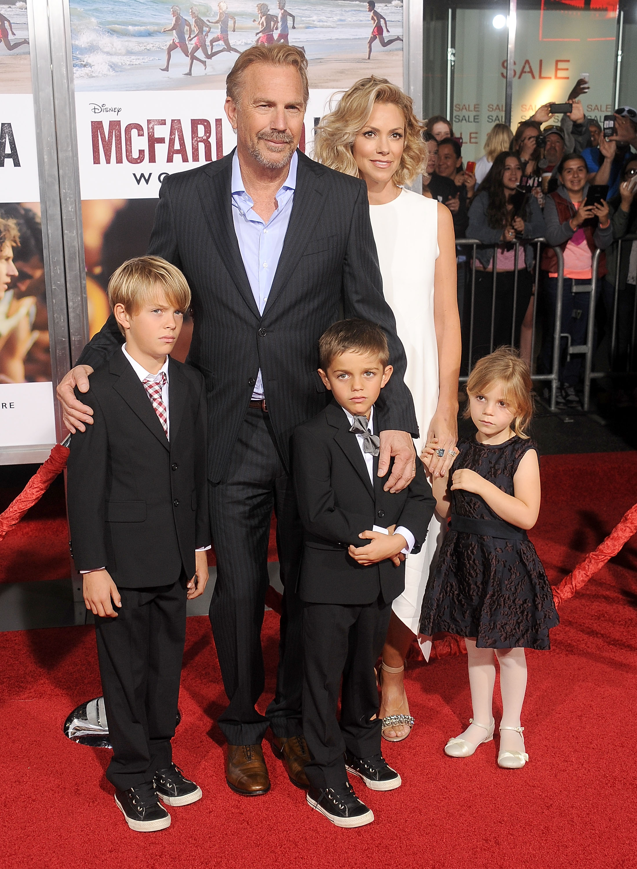 Kevin Costner, Christine Baumgartner y sus hijos Grace Avery, Hayes Logan y Cayden Wyatt Costner en el estreno mundial de "McFarland, USA" en Hollywood, California, el 9 de febrero de 2015. | Fuente: Getty Images