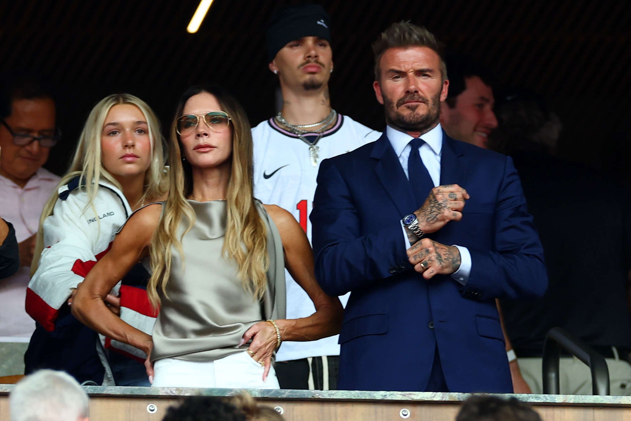 A los Beckham también les gusta salir en familia más allá de la mesa, y asistieron con dos de sus hijos al partido de cuartos de final del Mundial de 2026 entre Inglaterra y Noruega, celebrado en Miami. | Fuente: Getty Images.