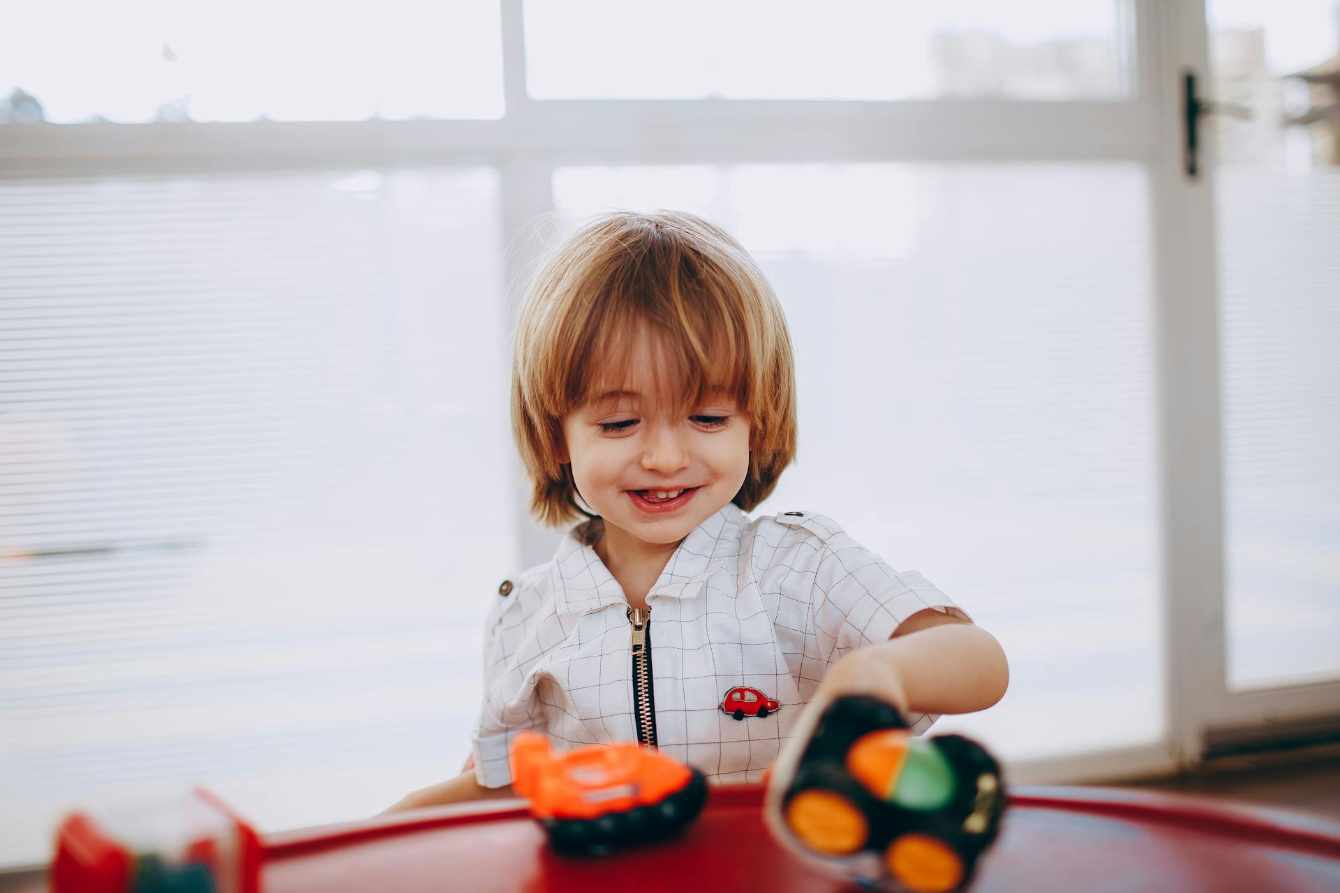 Un niño jugando con juguetes | Fuente: Pexels