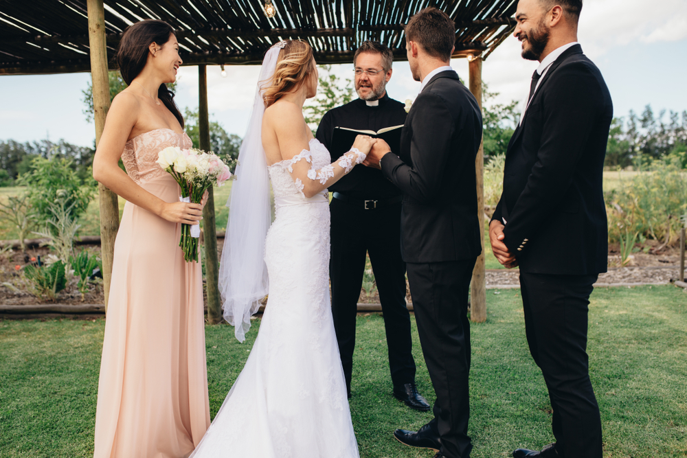 Una pareja de novios el día de su boda | Fuente: Shutterstock