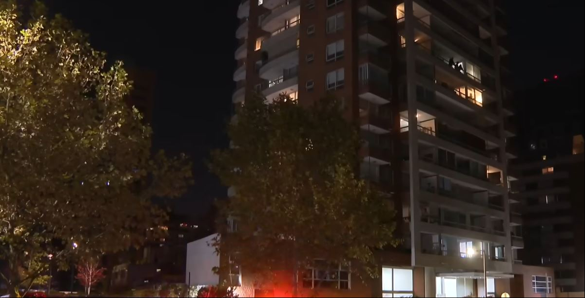 El edificio desde dónde cayó la niña | Fuente: YouTube/@T13_cl