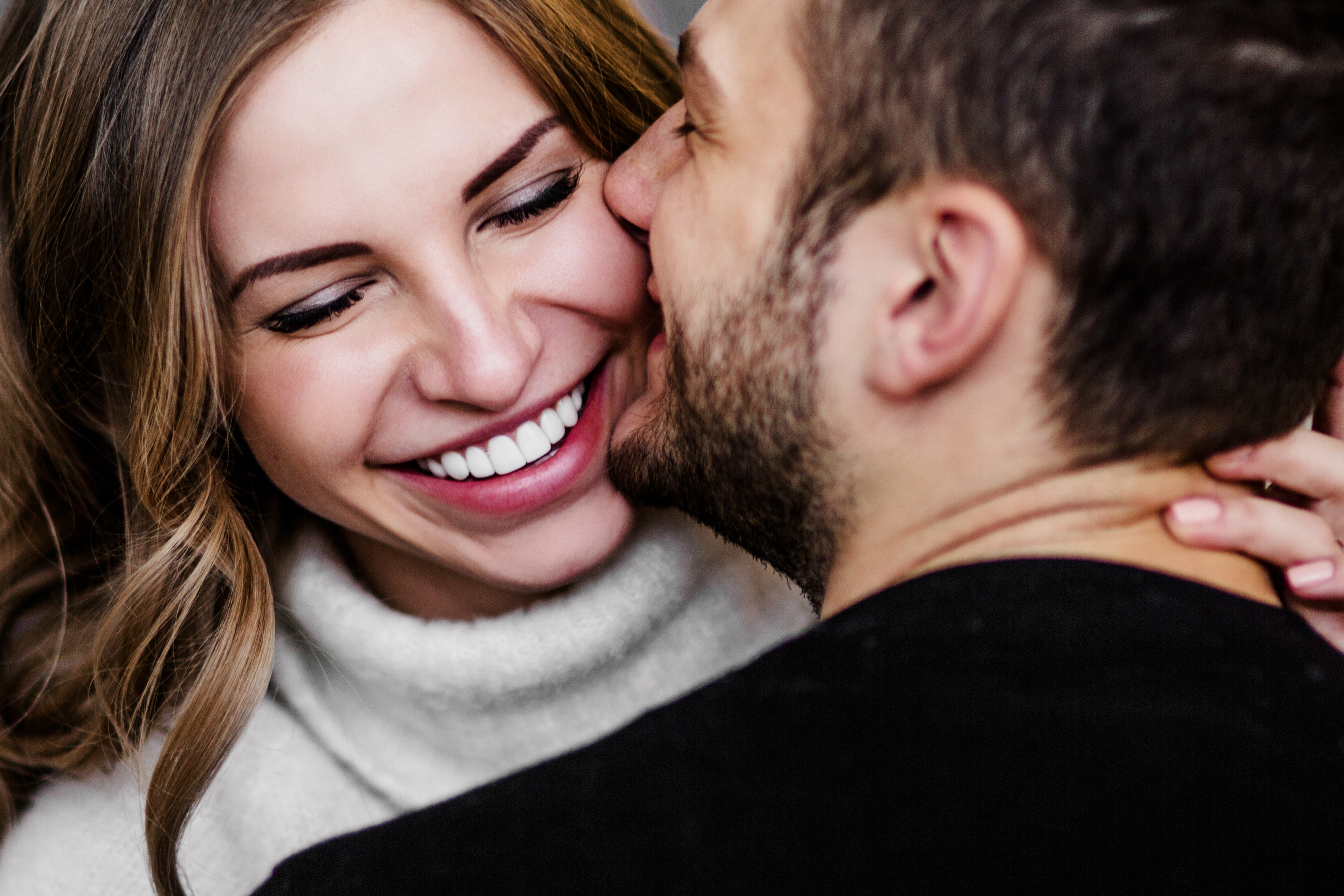 Un hombre besa a su pareja en la mejilla | Foto: Shutterstock