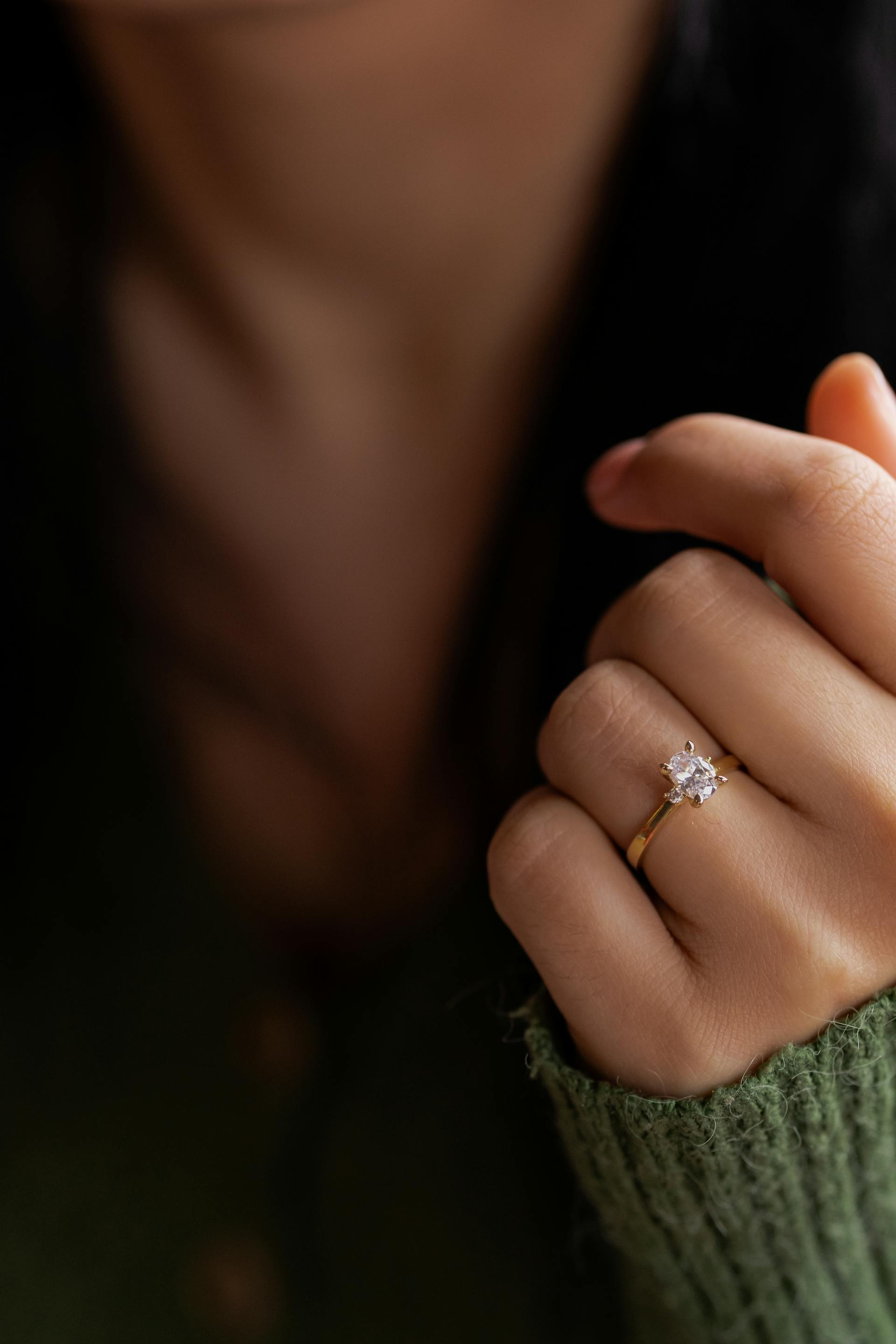 Anillo de compromiso en un dedo | Foto: Pexels
