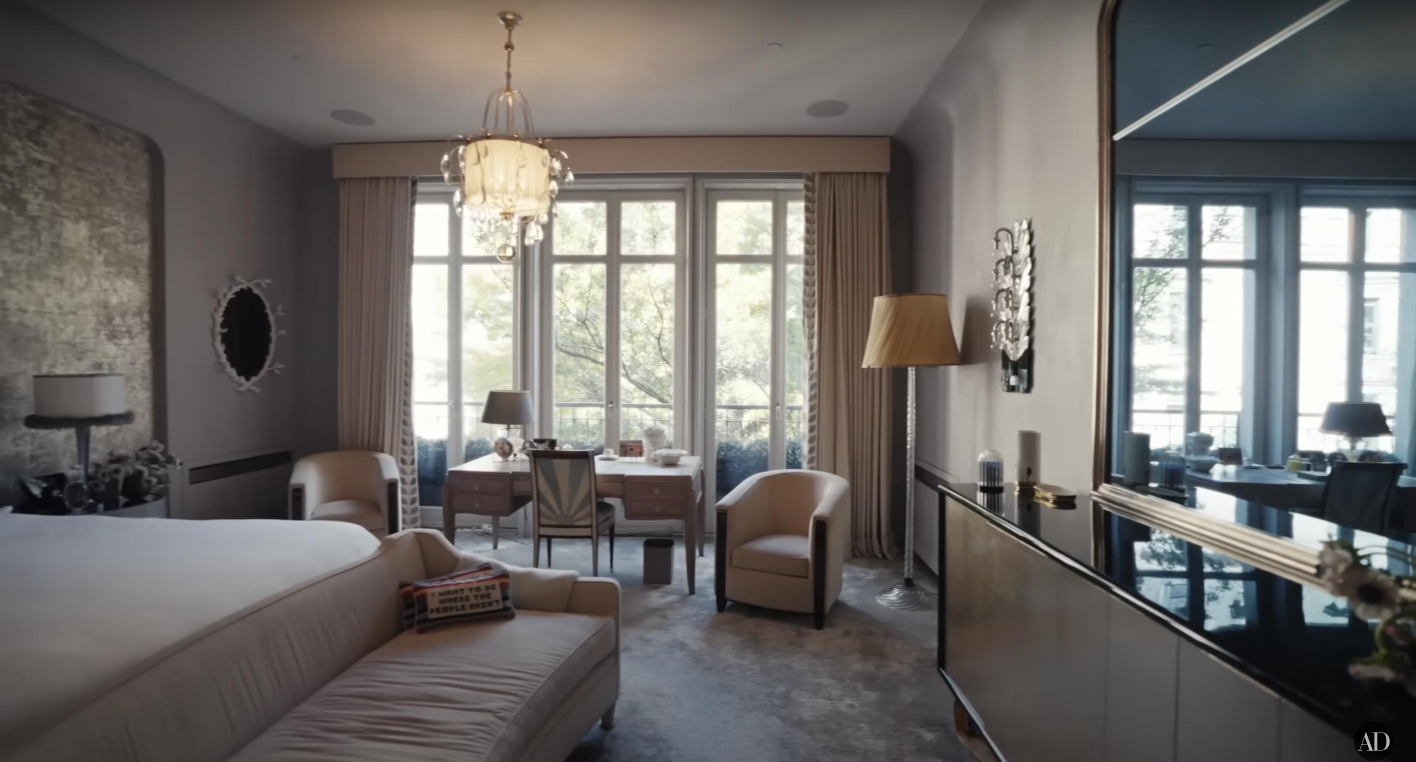 El dormitorio de la pareja en su casa de Nueva York, fechado el 10 de diciembre de 2024 | Fuente: YouTube/@Archdigest