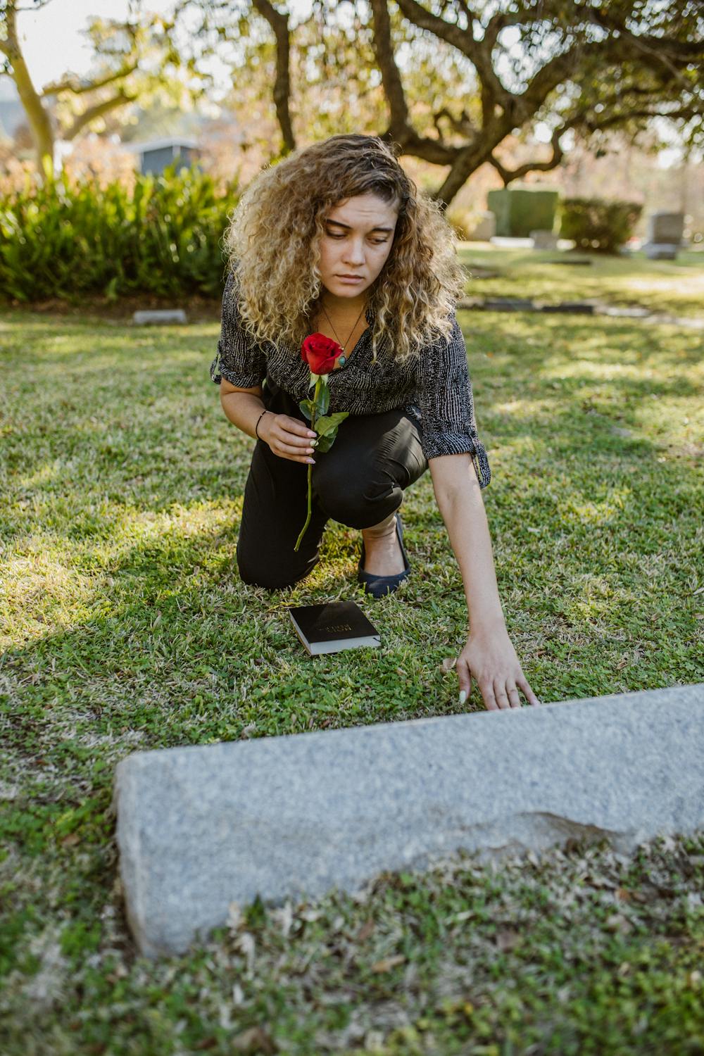 Una mujer de luto en un cementerio | Fuente: Pexels