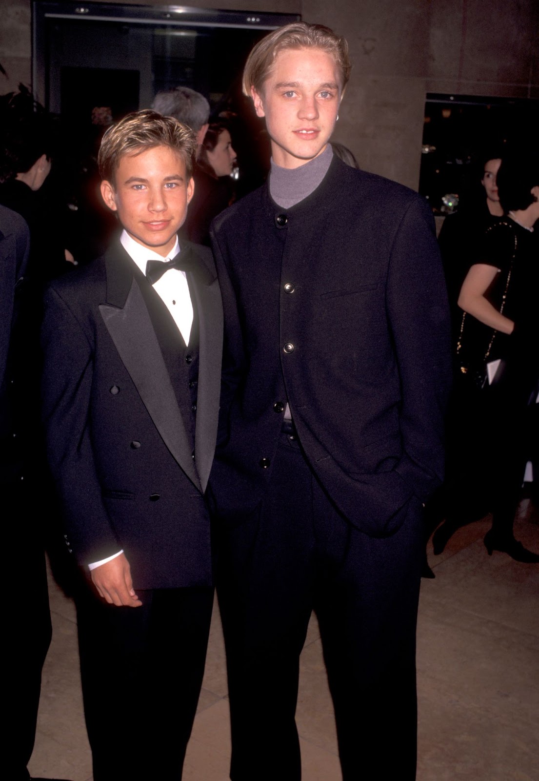 Jonathan Taylor Thomas y el joven actor canadiense en la Gala de la Conferencia Nacional de Cristianos y Judíos en Honor a Joe Roth, el 14 de noviembre de 1996, en Beverly Hills, California. | Fuente: Getty Images