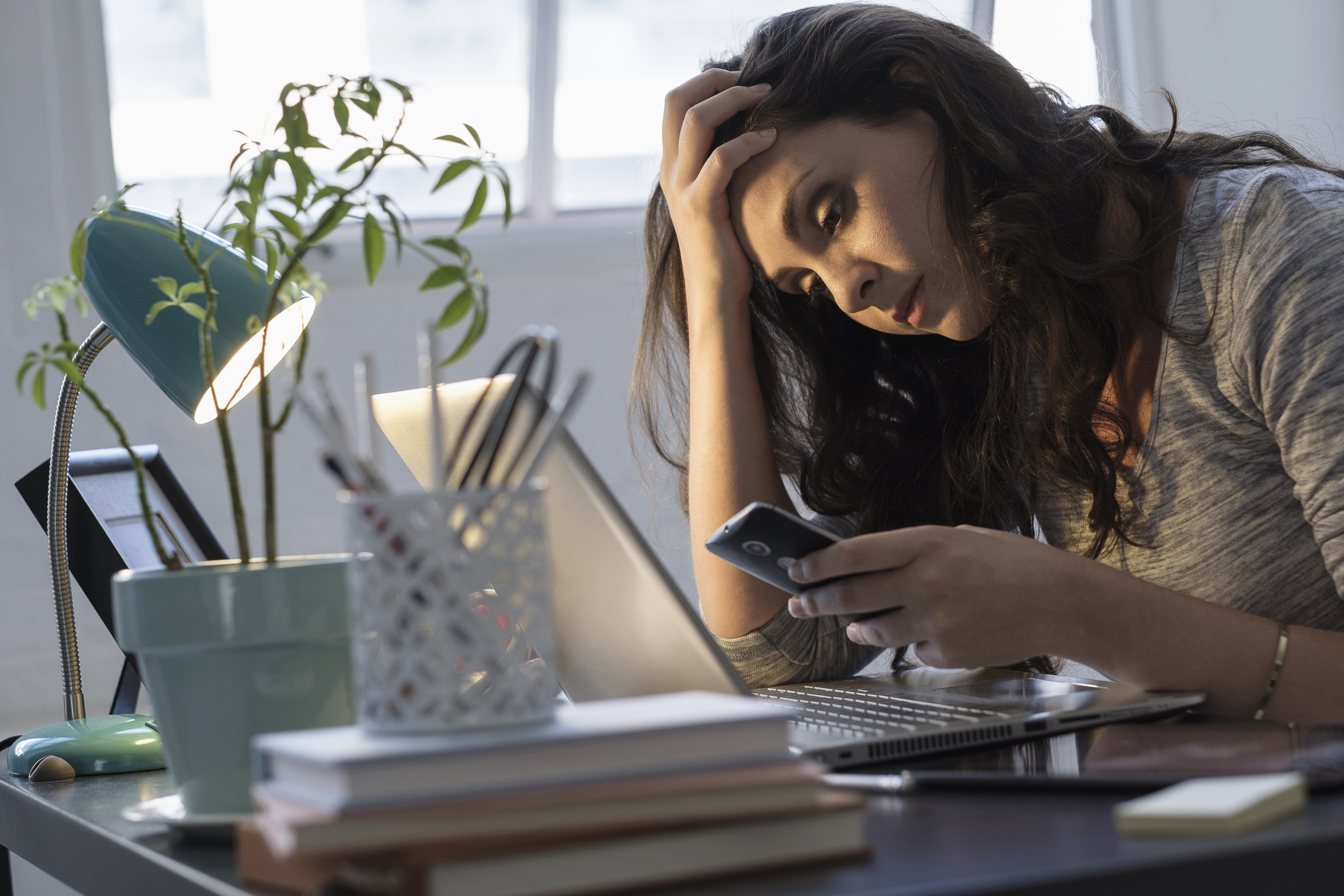 Empresaria hispana utilizando la tecnología en la oficina | Fuente: Getty Images