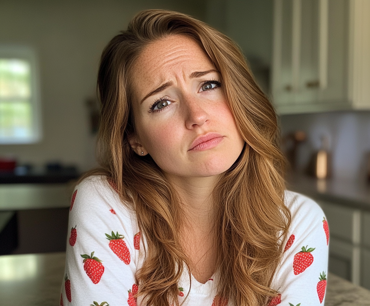 Una mujer disgustada de pie en una cocina | Fuente: Midjourney
