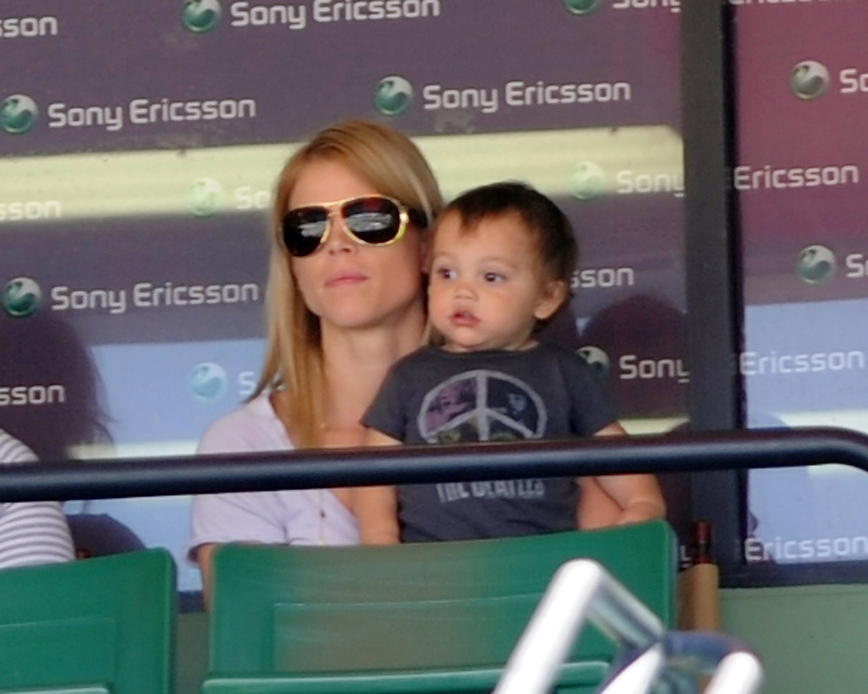 Elin Nordegren y su hijo Charlie en el Sony Ericsson Open el 2 de abril de 2010, en Key Biscayne, Florida | Fuente: Getty Images