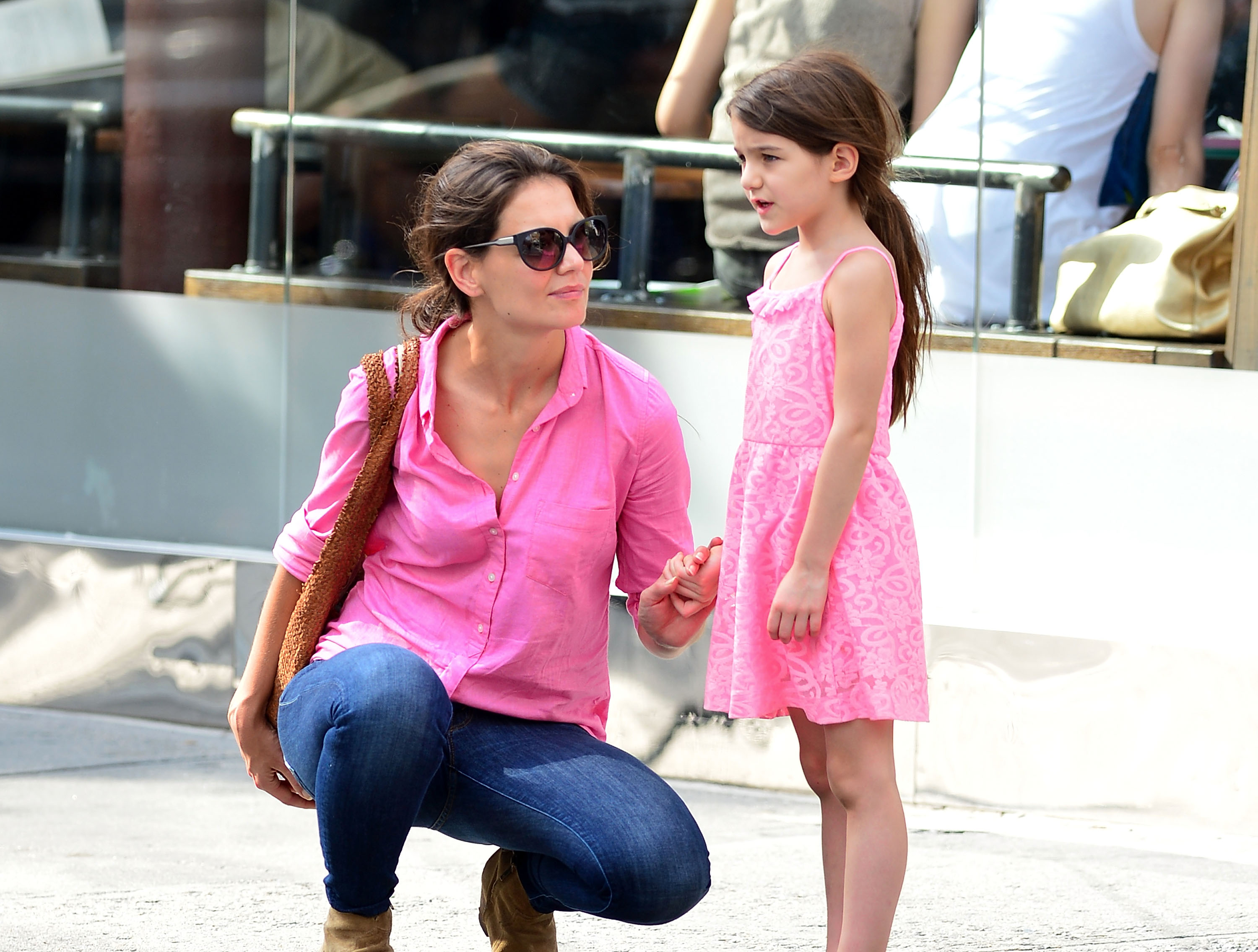 Katie Holmes y Suri Cruise muy serias en Manhattan el 15 de julio de 2012 | Fuente: Getty Images