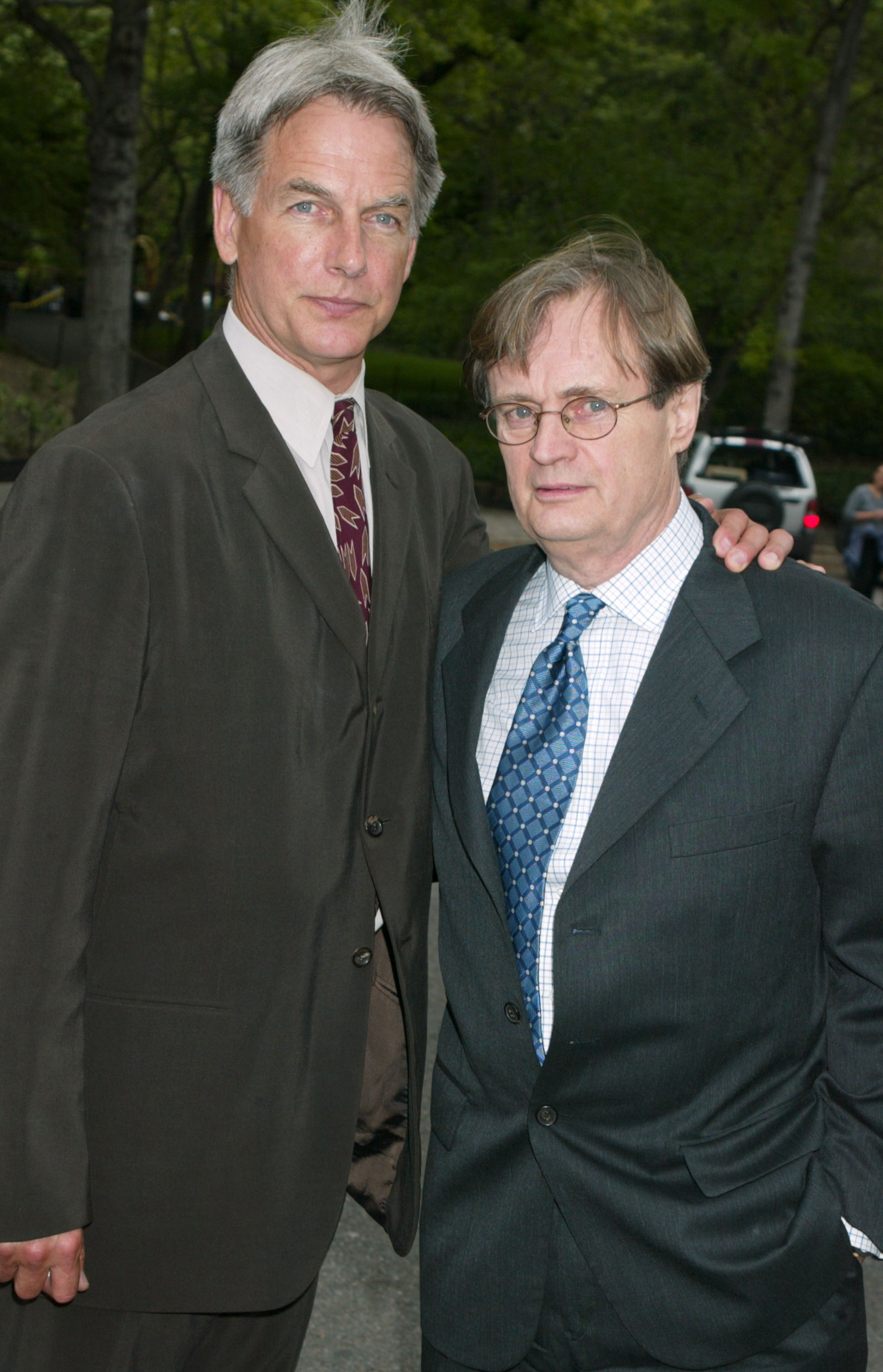 Mark Harmon y David McCallum en la fiesta UpFront de la cadena de televisión CBS en Nueva York, el 14 de mayo de 2003. | Foto: Getty Images