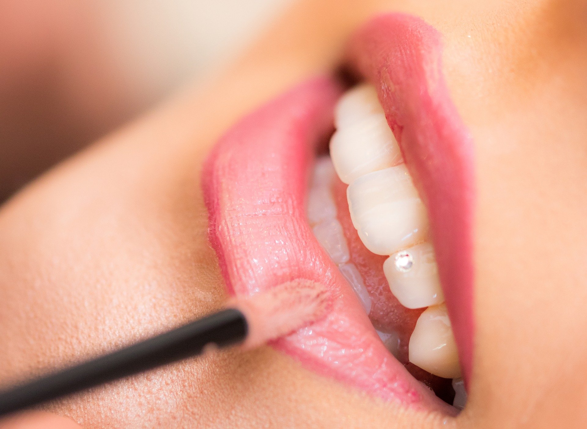 Mujer aplicándose labial. | Foto: Pixabay