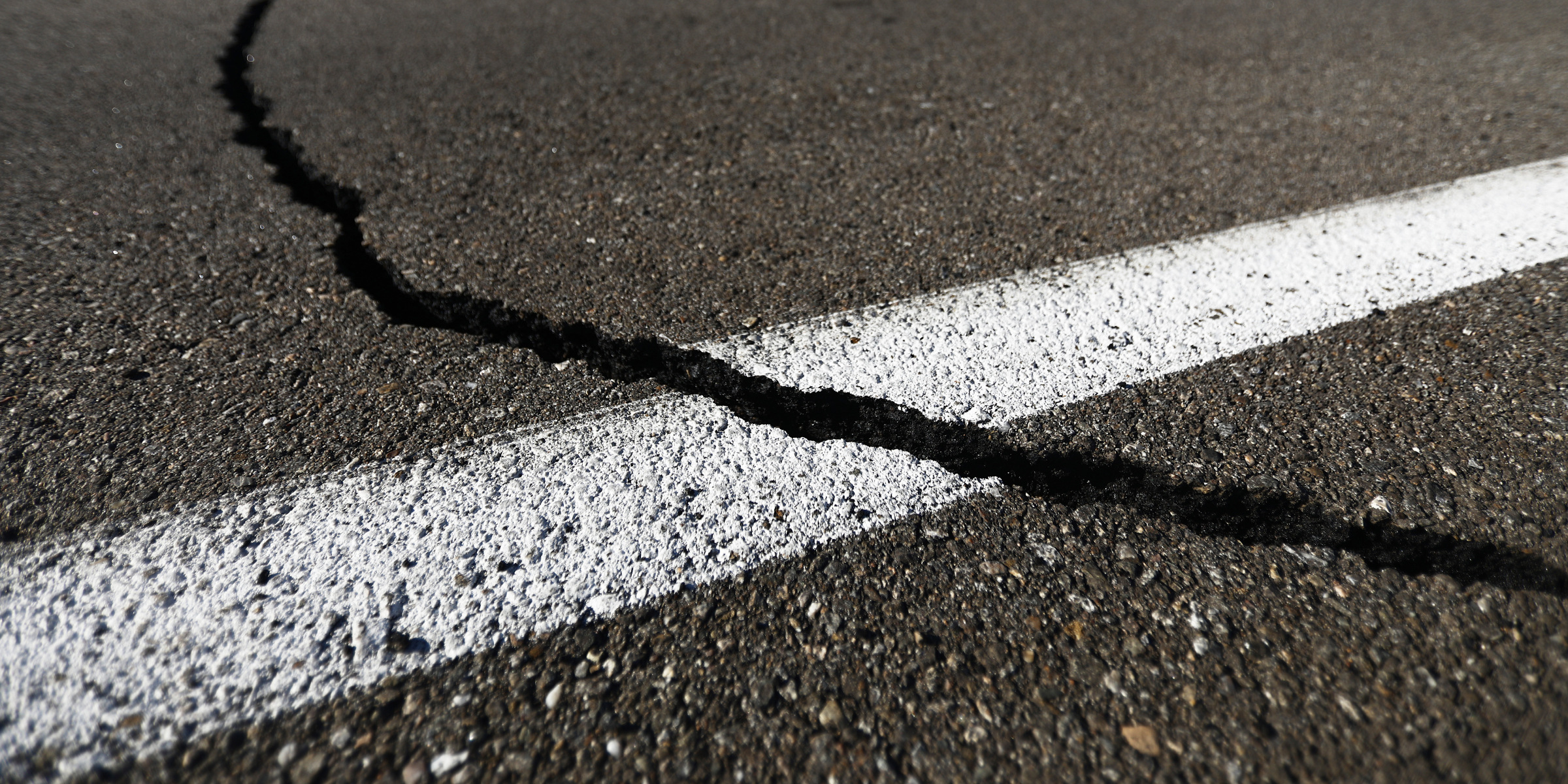 Primer plano de una carretera de asfalto agrietada | Fuente: Getty Images