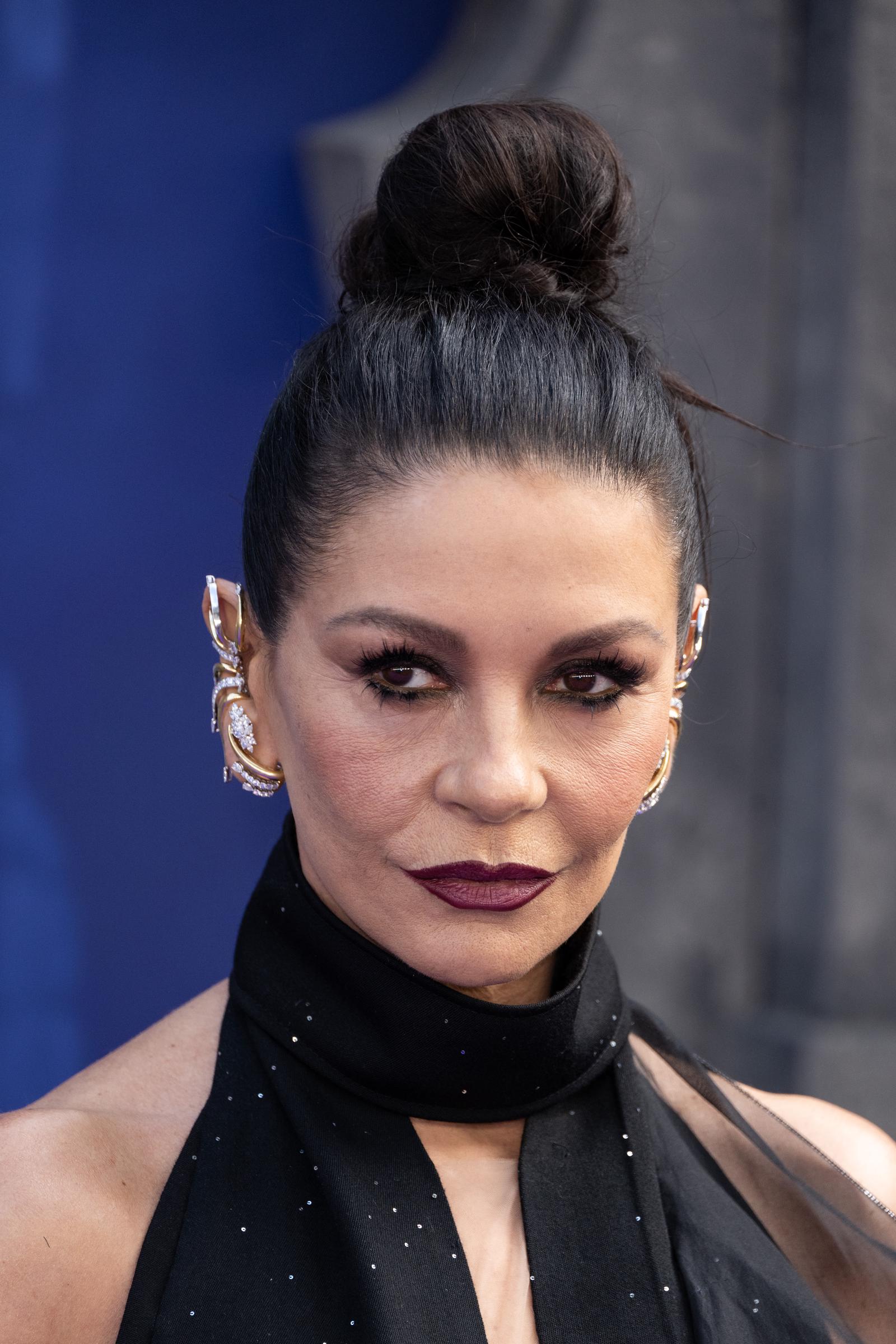 Catherine Zeta-Jones asiste al estreno global de la temporada 2, parte 1 de "Wednesday" en Central Hall, Westminster, el 30 de julio de 2025, en Londres, Inglaterra. | Fuente: Getty Images