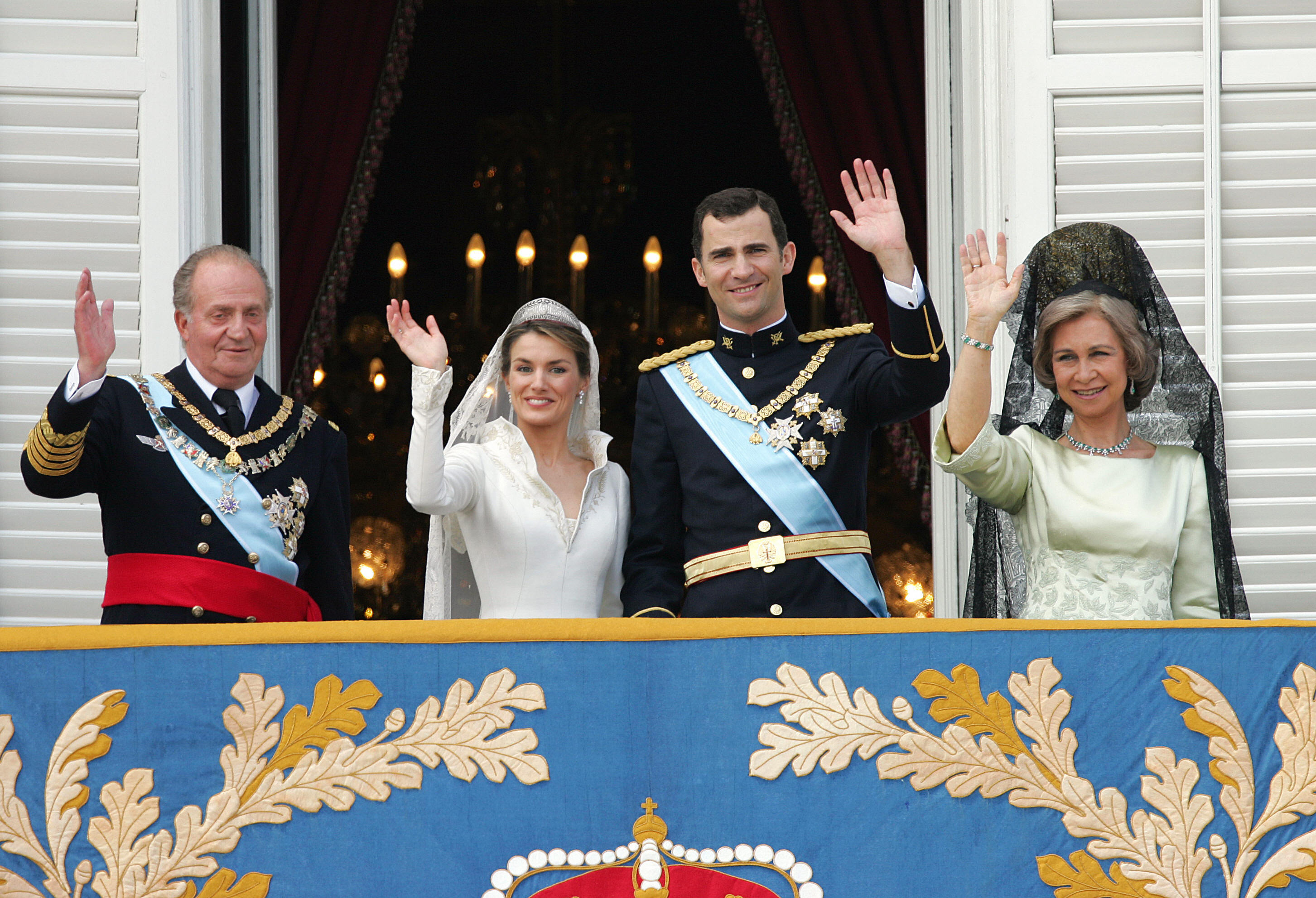 Juan Carlos de España, la Princesa de Asturias Letizia Ortiz, su esposo el Príncipe Heredero español Felipe de Borbón y su madre la Reina Sofía de España saludan a la multitud desde el balcón del Palacio de Oriente en Madrid 22 de mayo de 2004. | Fuente: Getty Images