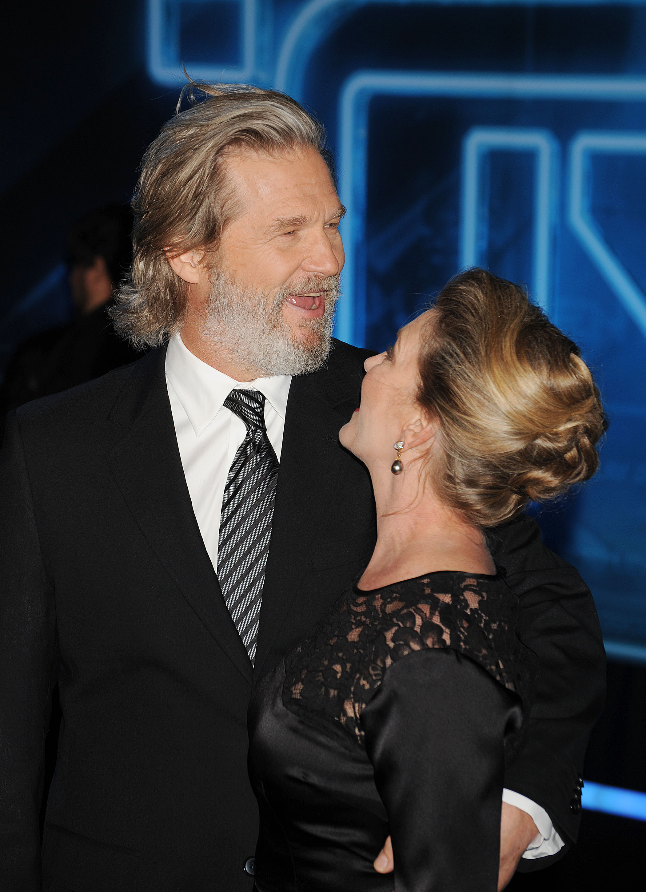 Jeff y Susan Bridges llegan al estreno mundial de "TRON Legacy" en el Teatro El Capitán de Hollywood, California, el 11 de diciembre de 2010 | Fuente: Getty Images