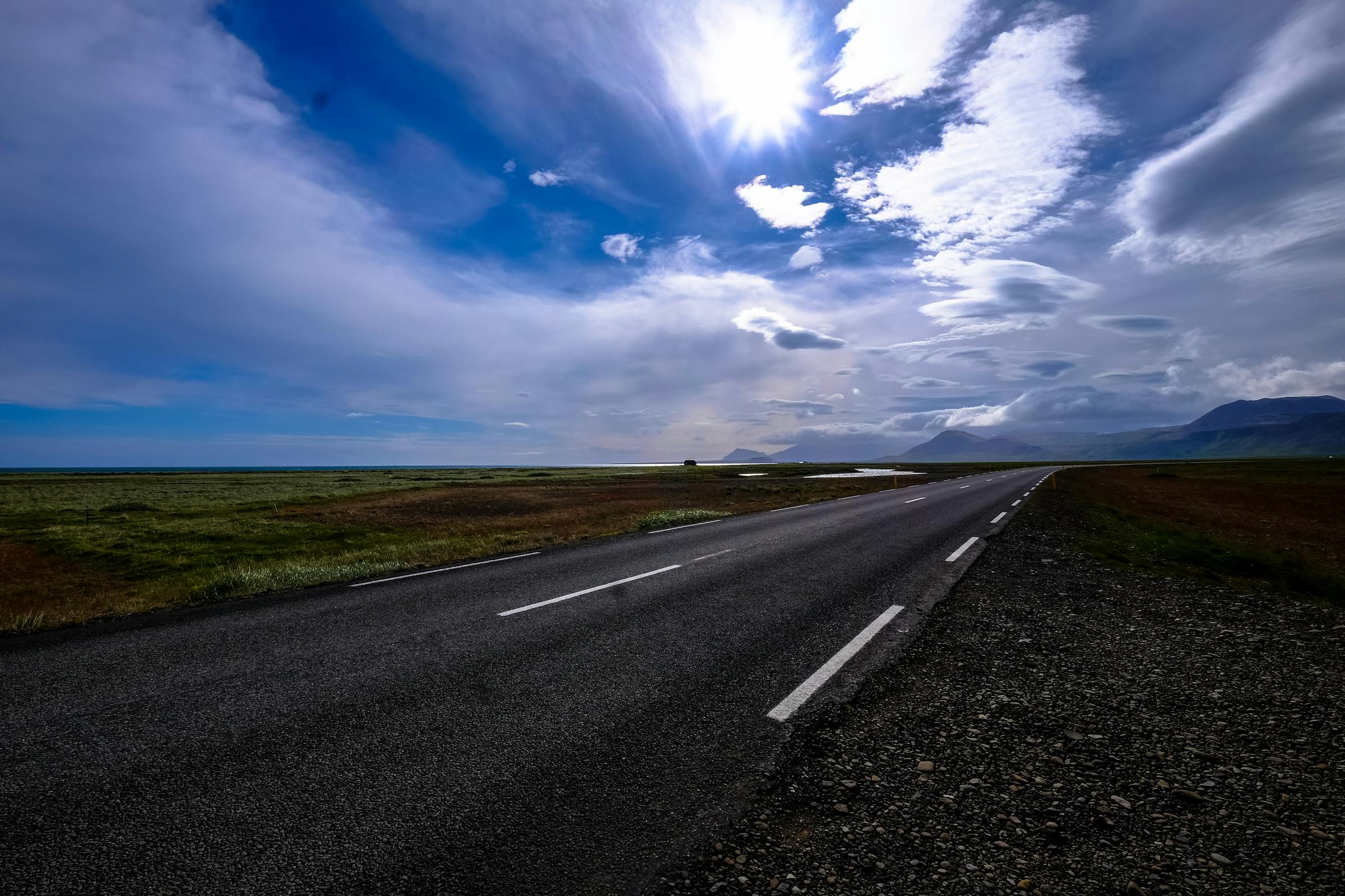 Una carretera inmensa y vacía | Fuente: Pexels