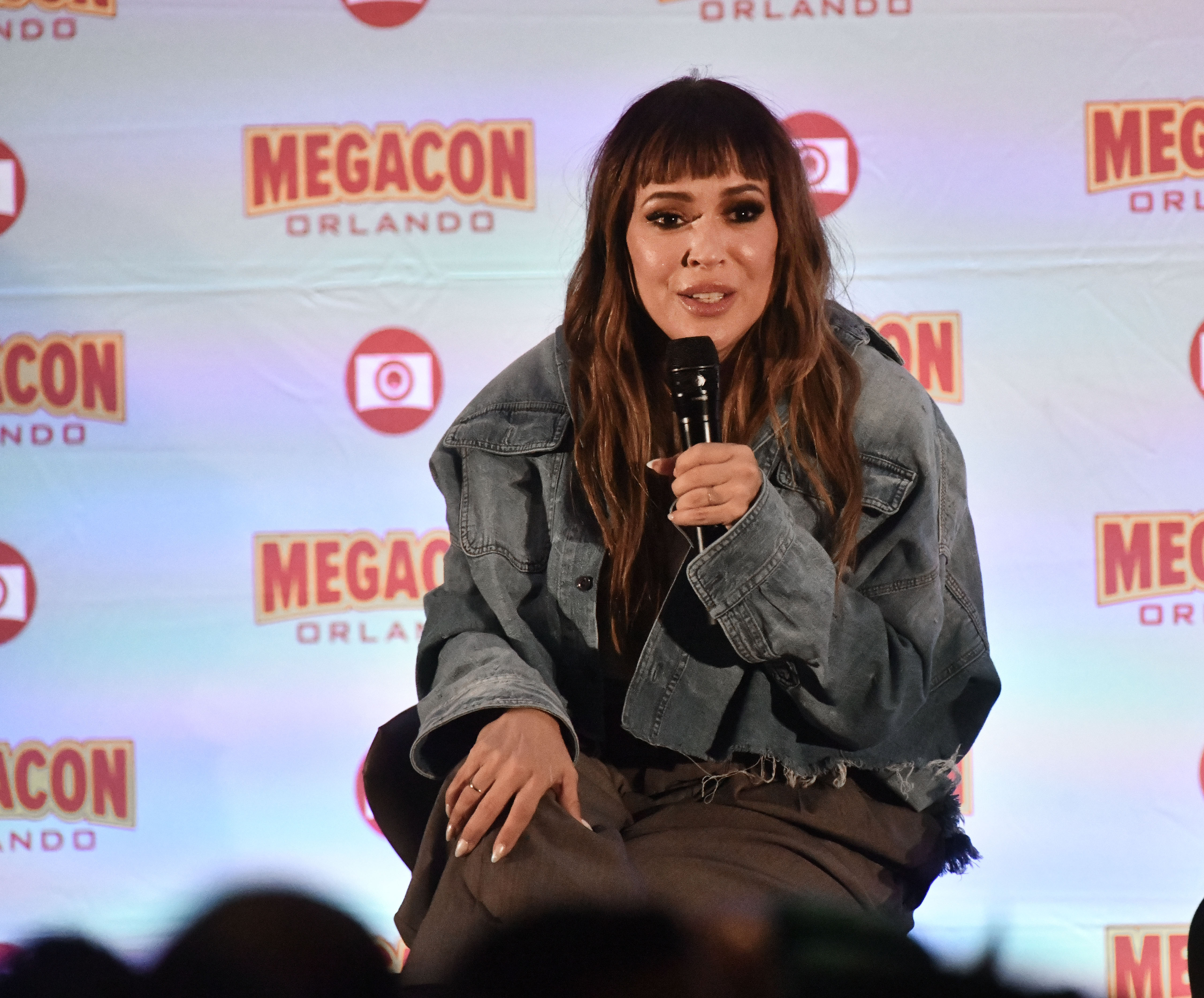 Alyssa Milano hablando en la MegaCon Orlando 2024 en el Centro de Convenciones del Condado de Orange el 2 de febrero de 2024 | Fuente: Getty Images