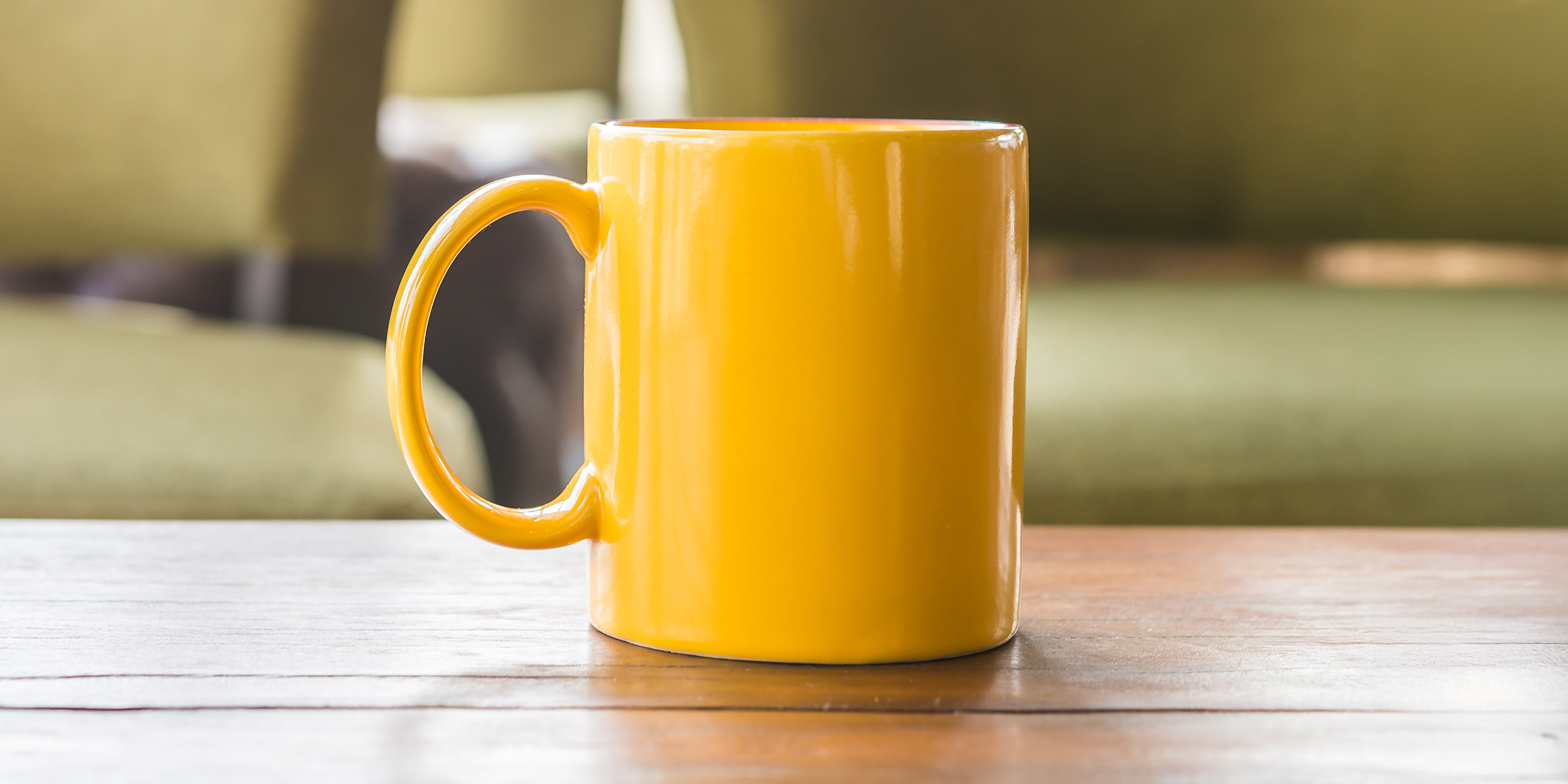 Una taza amarilla sobre una mesa | Fuente: Shutterstock
