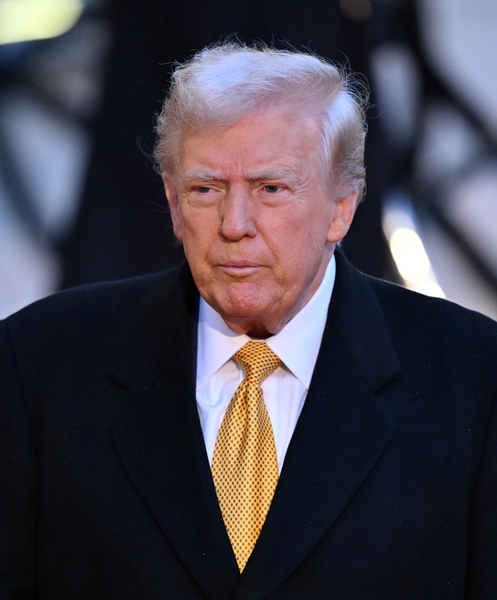 El pelo de Donald Trump luce más claro que nunca, con un tono rubio pálido y canas visibles, a su llegada al Palacio del Elíseo en París el 7 de diciembre de 2024.