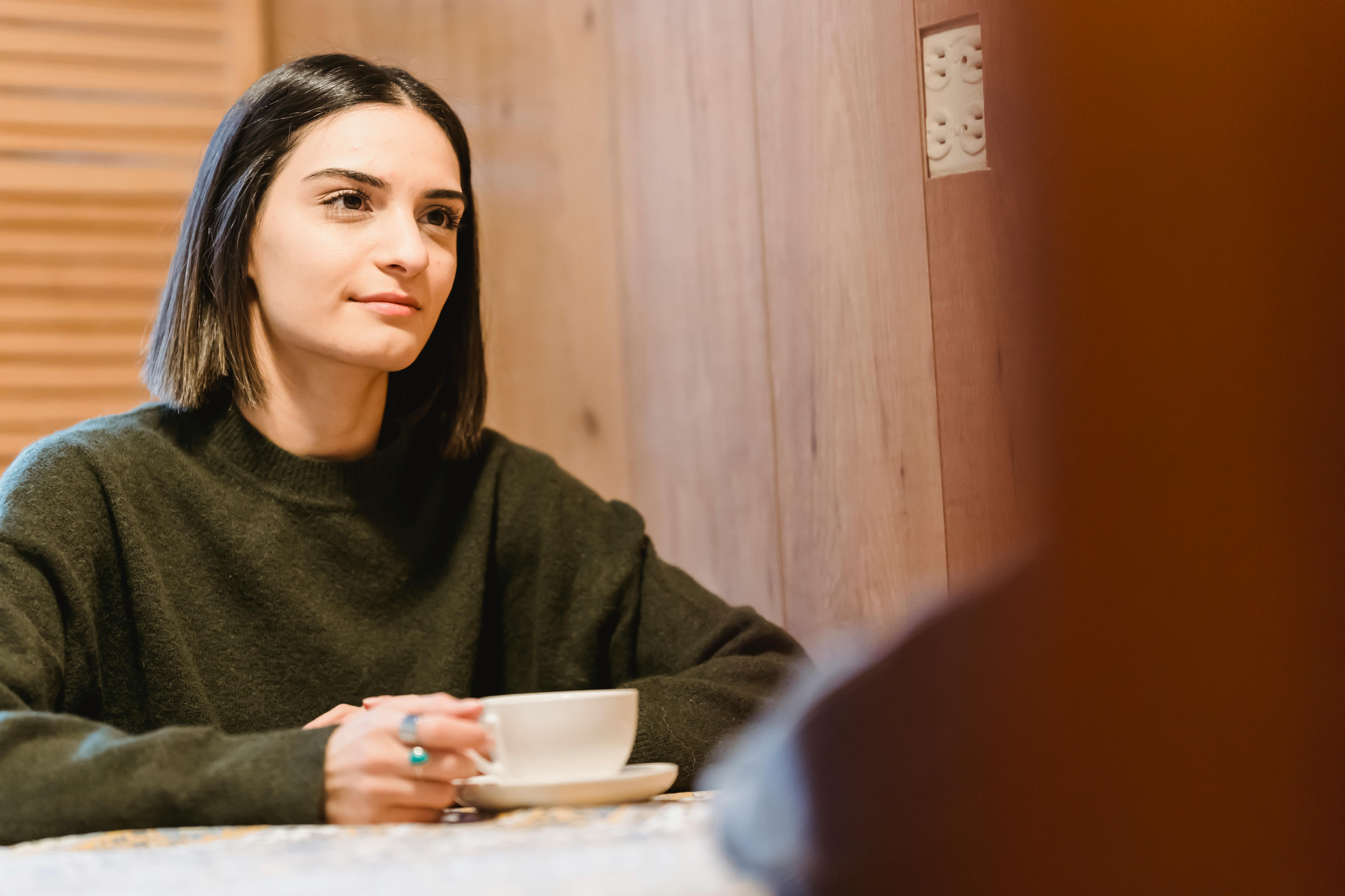 Una mujer con una taza de café | Fuente: Pexels