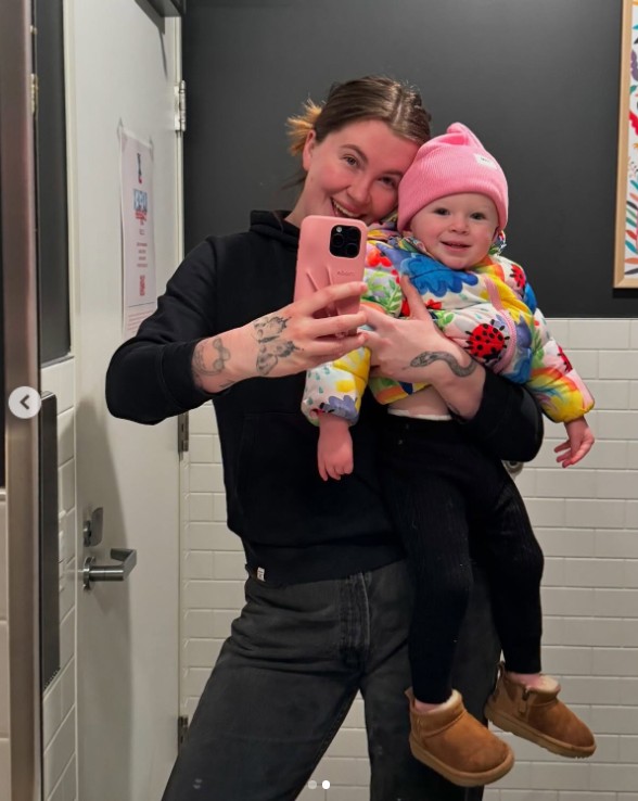 Ireland Baldwin posando con su hija para un selfie en el espejo en un post fechado el 15 de enero de 2025 | Fuente: Instagram/irelandireland