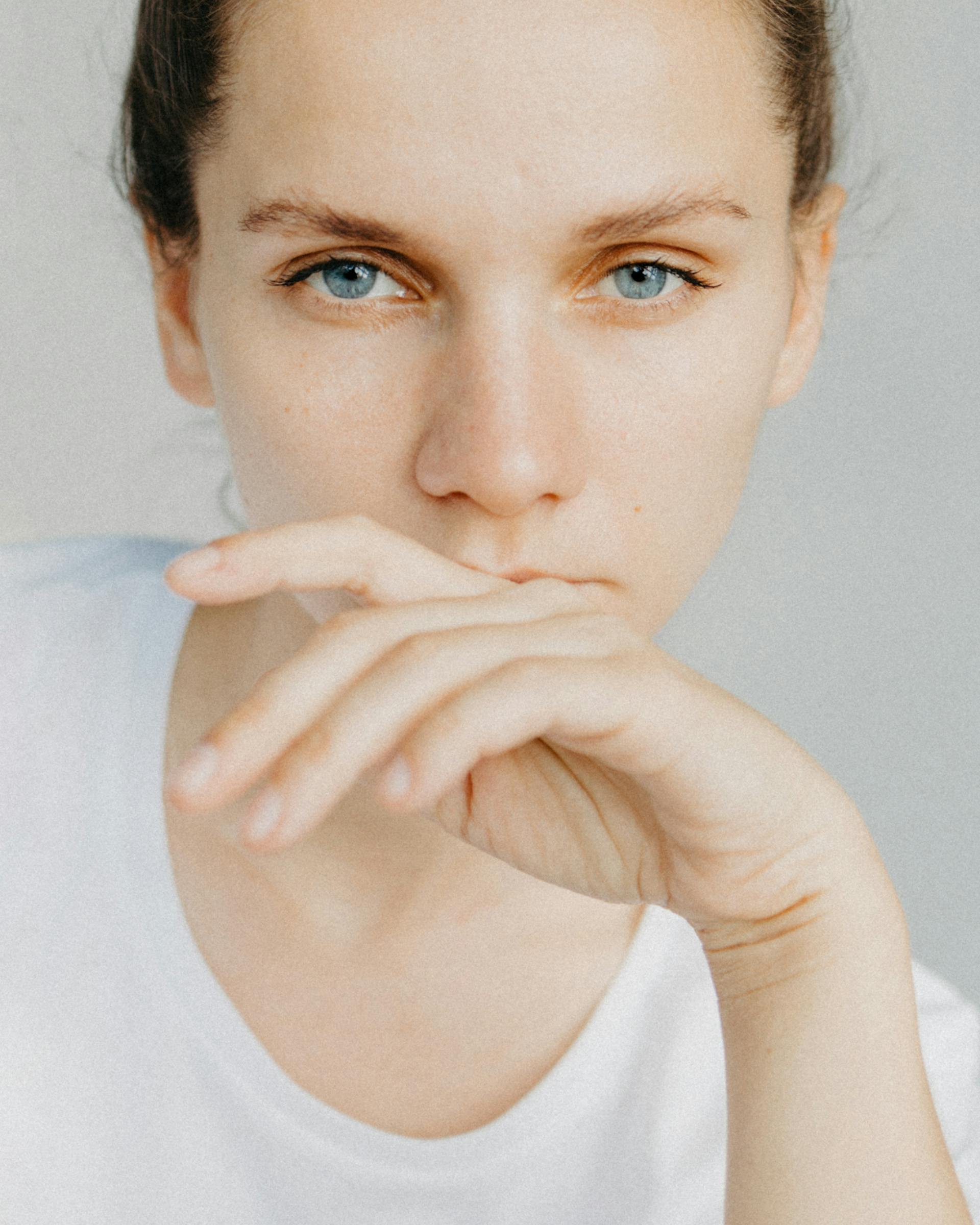 Una mujer reflexiva | Fuente: Pexels