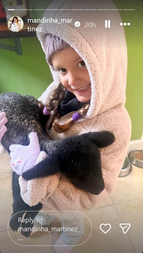 Ava, la hija de Emilianon "Dibu" Martínez, sostiene un corderito