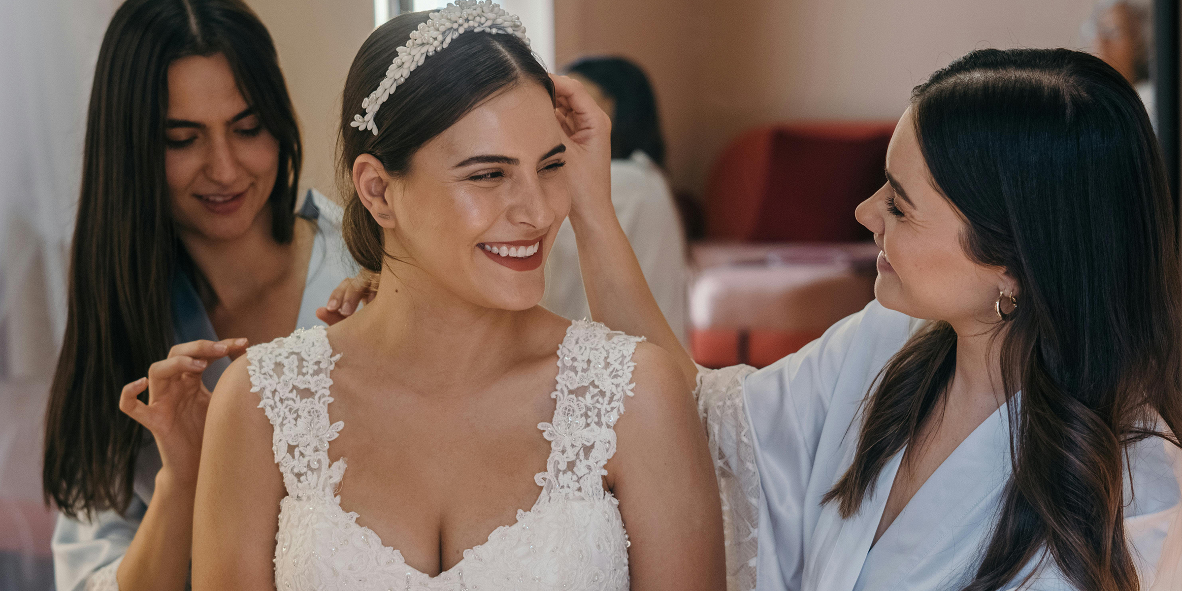 Una novia con su hermana | Fuente: Pexels