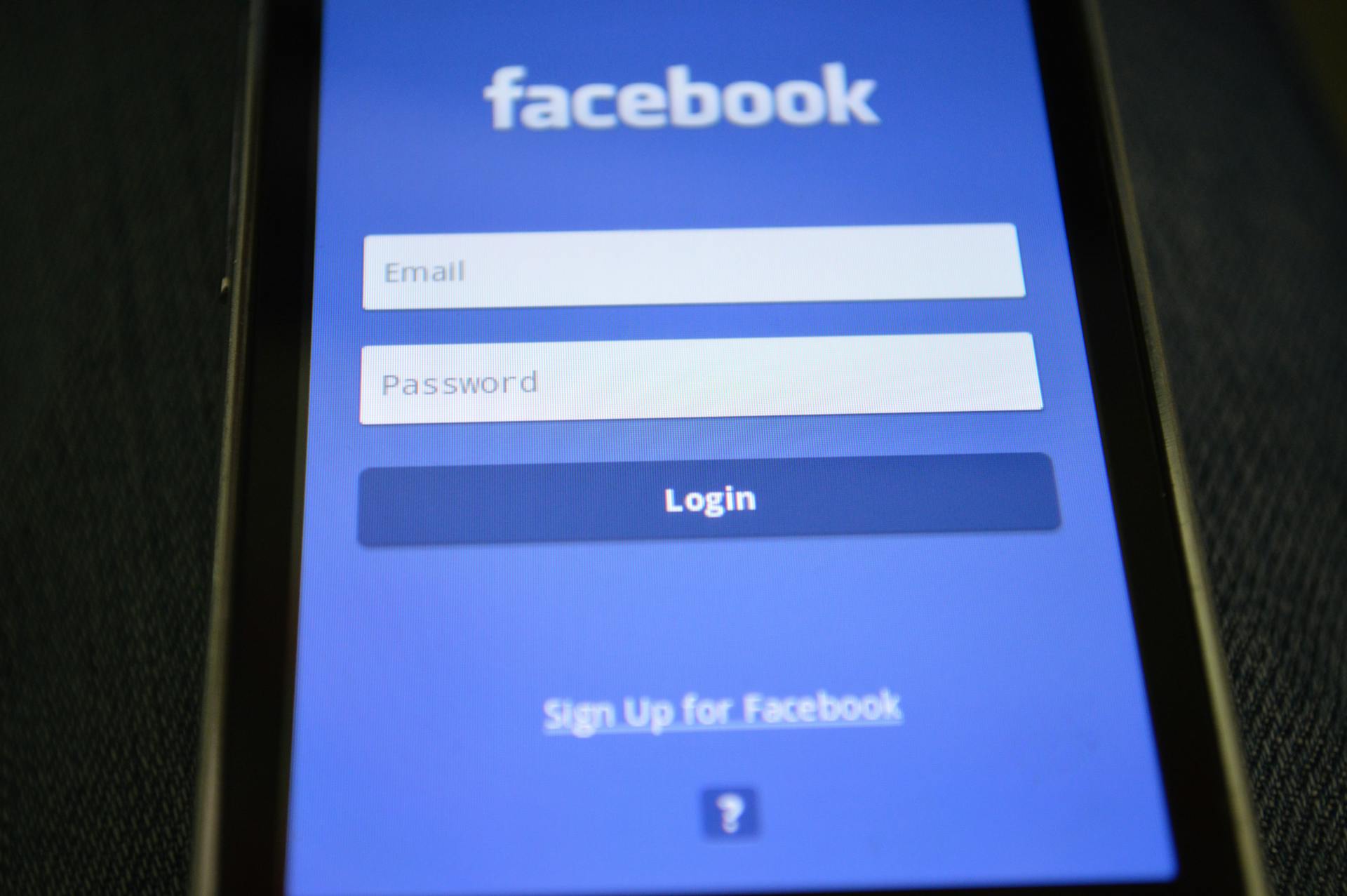 Alguien entrando en Facebook | Fuente: Pexels