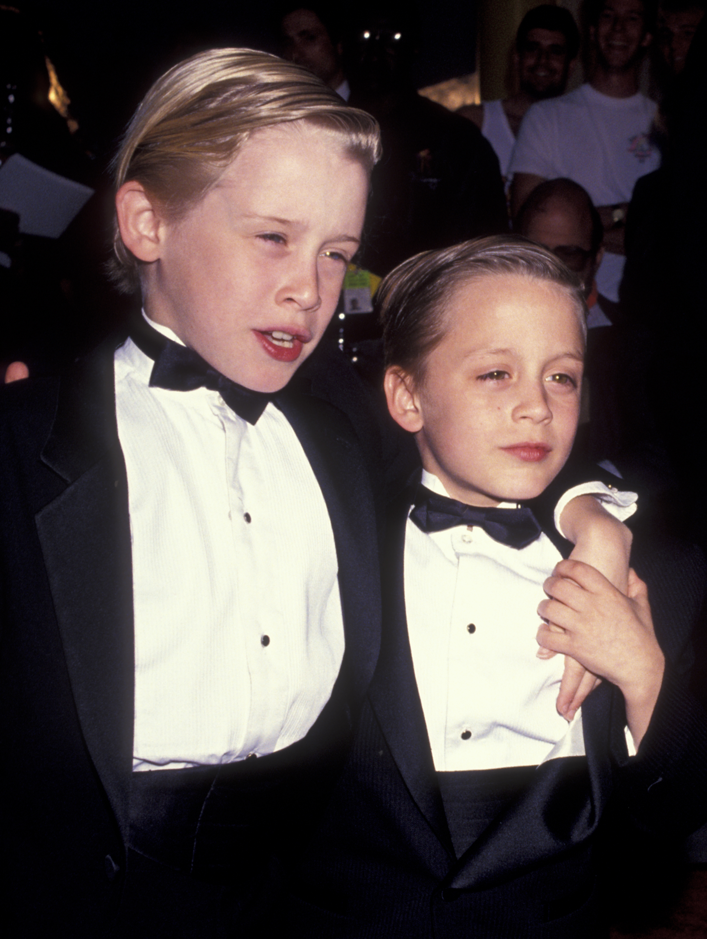 Macaulay Culkin y Kieran Culkin asisten a la Quinta Entrega Anual de los Premios de la Comedia Americana el 9 de marzo de 1991 en Los Ángeles, California | Fuente: Getty Images