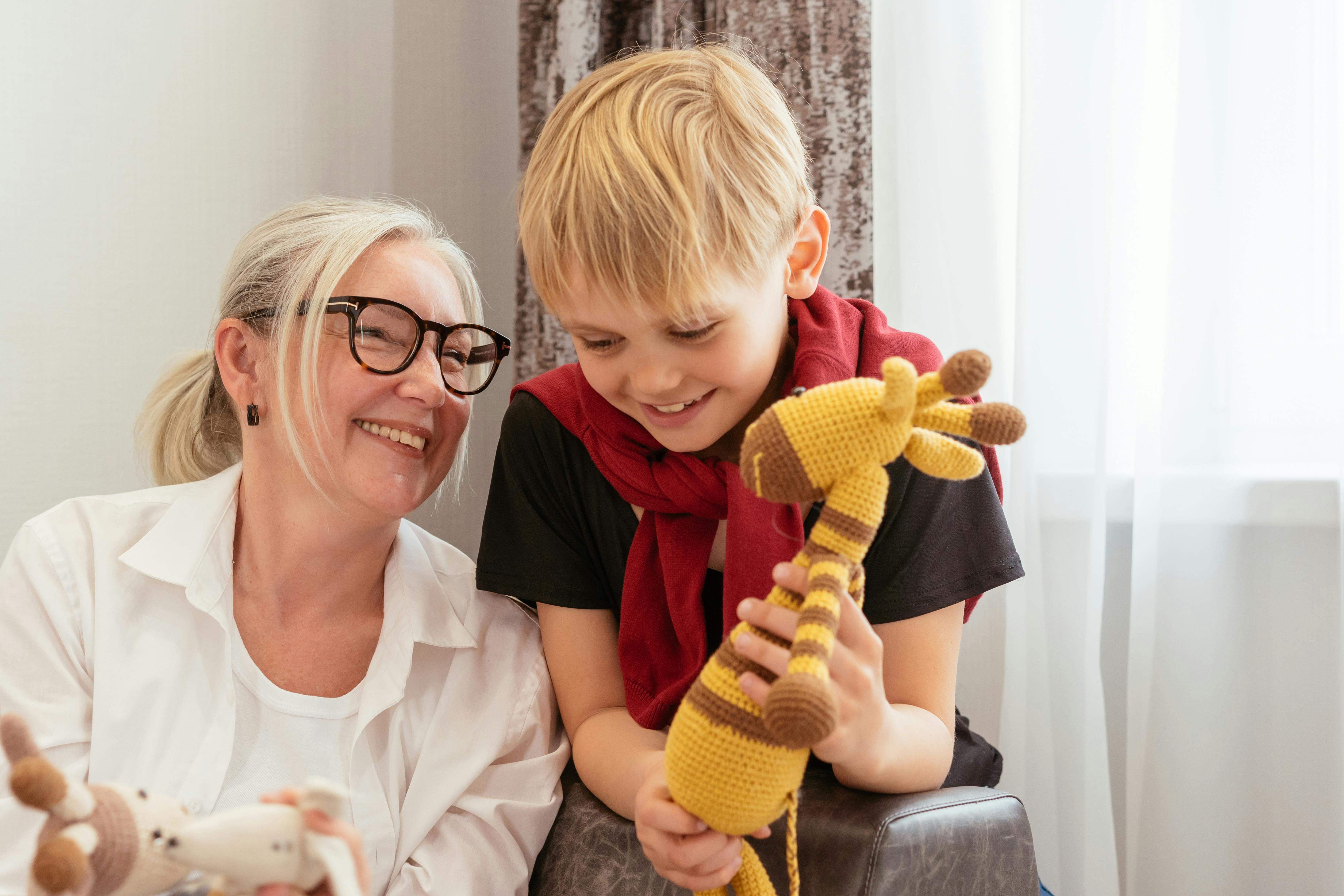 Mujer con su nieto | Foto: Pexels