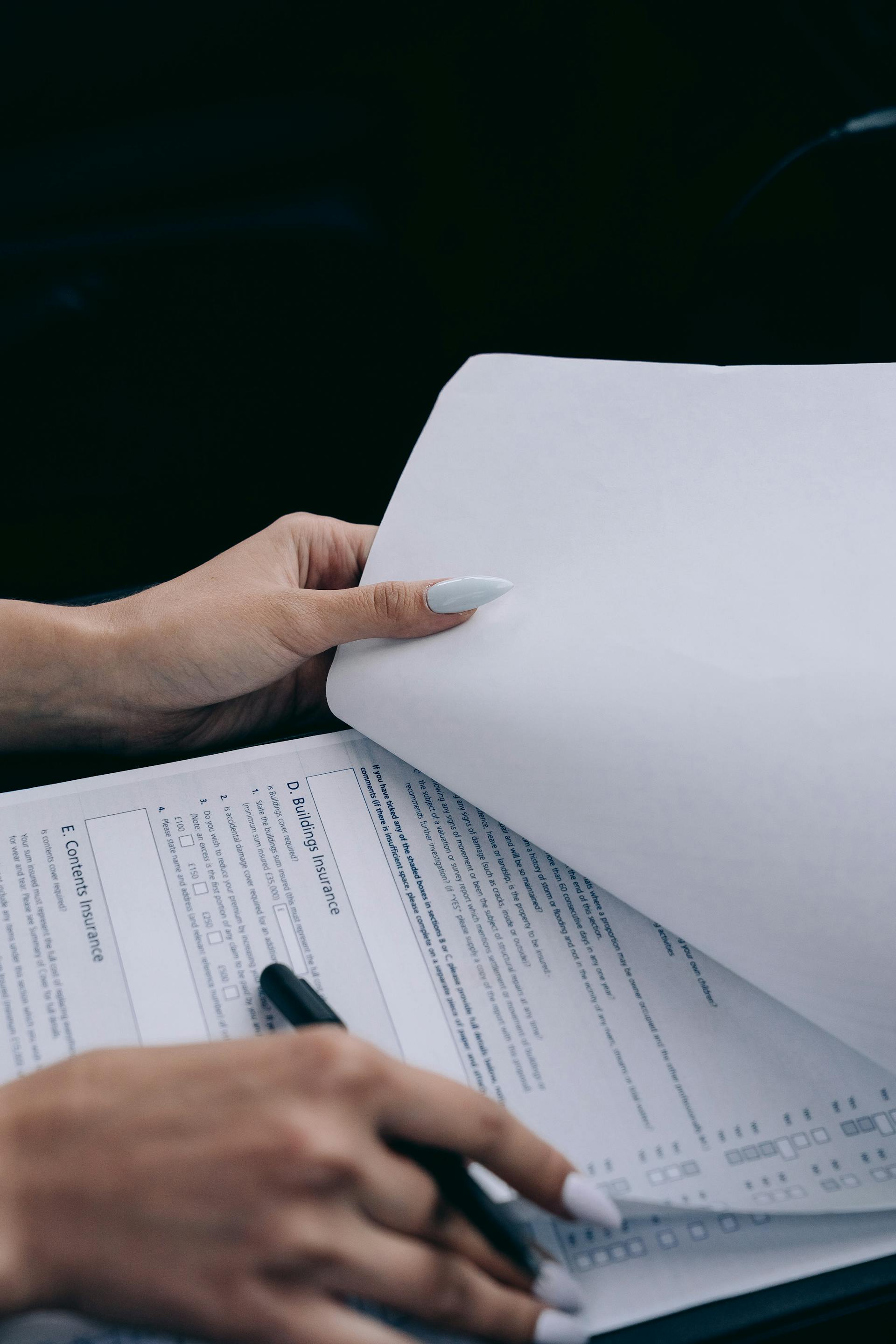 Una donna con un documento in mano | Fonte: Pexels
