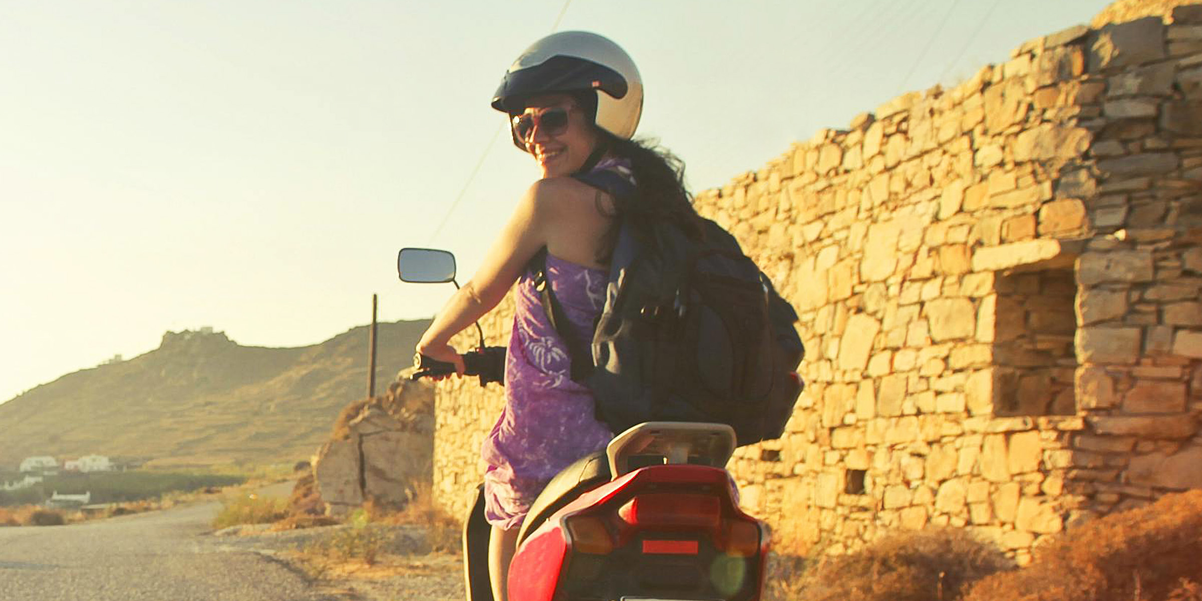 Una viajera en moto | Fuente: Pexels