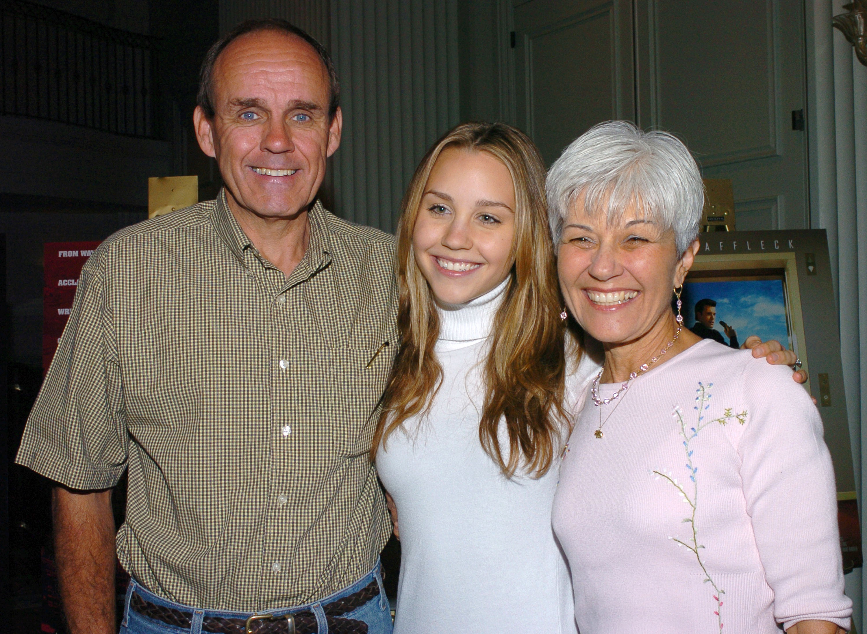 Amanda Bynes con sus padres en el Desayuno del American Film Market-Media 8 el 4 de noviembre de 2004. | Fuente: Getty Images