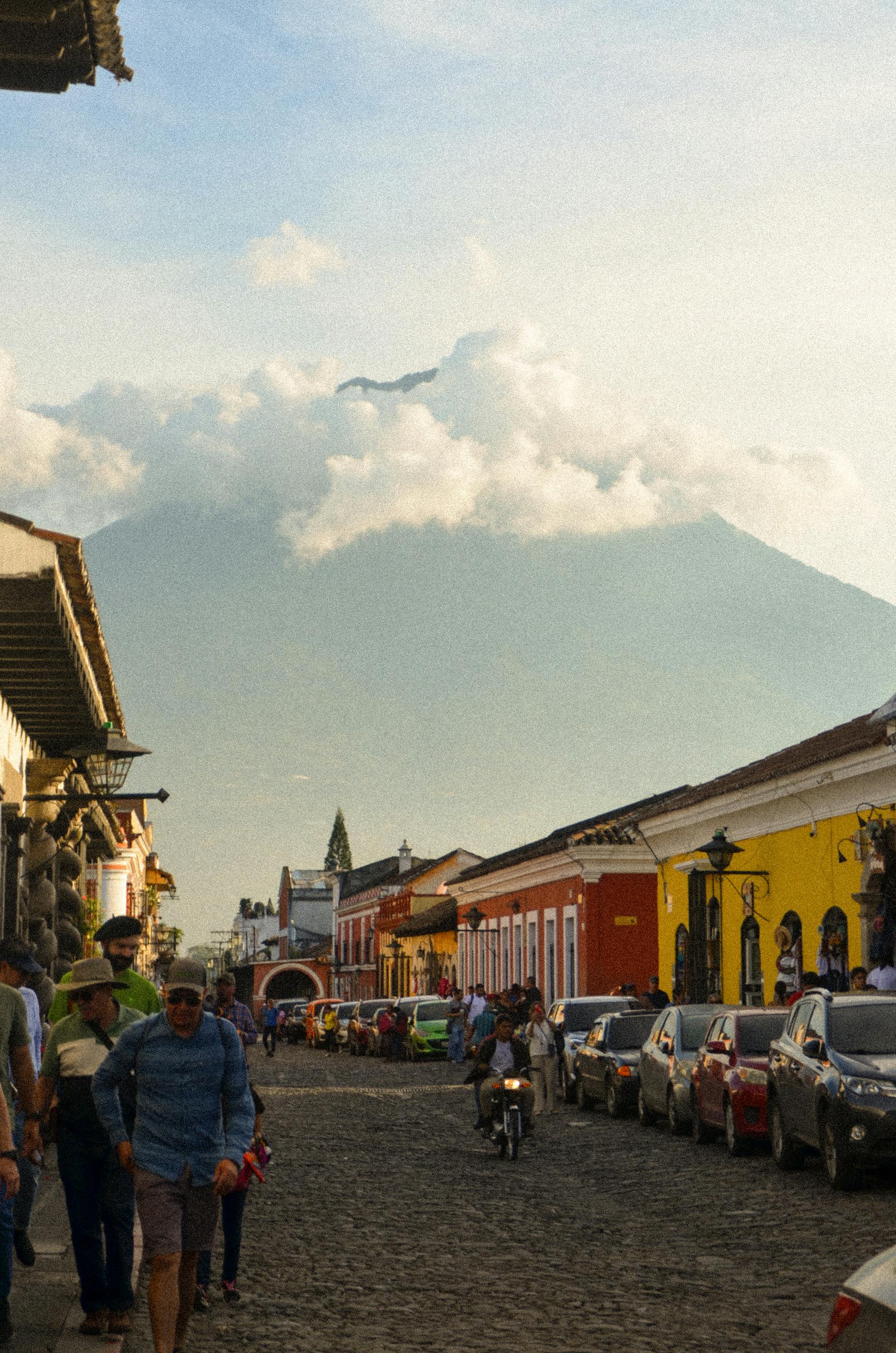 Una calle con automóviles y Gente | Fuente: Pexels