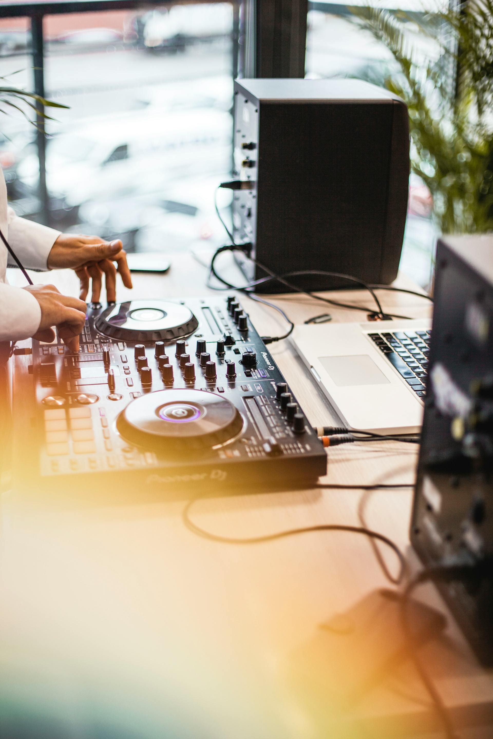 Un DJ utilizando un equipo de sonido | Fuente: Pexels