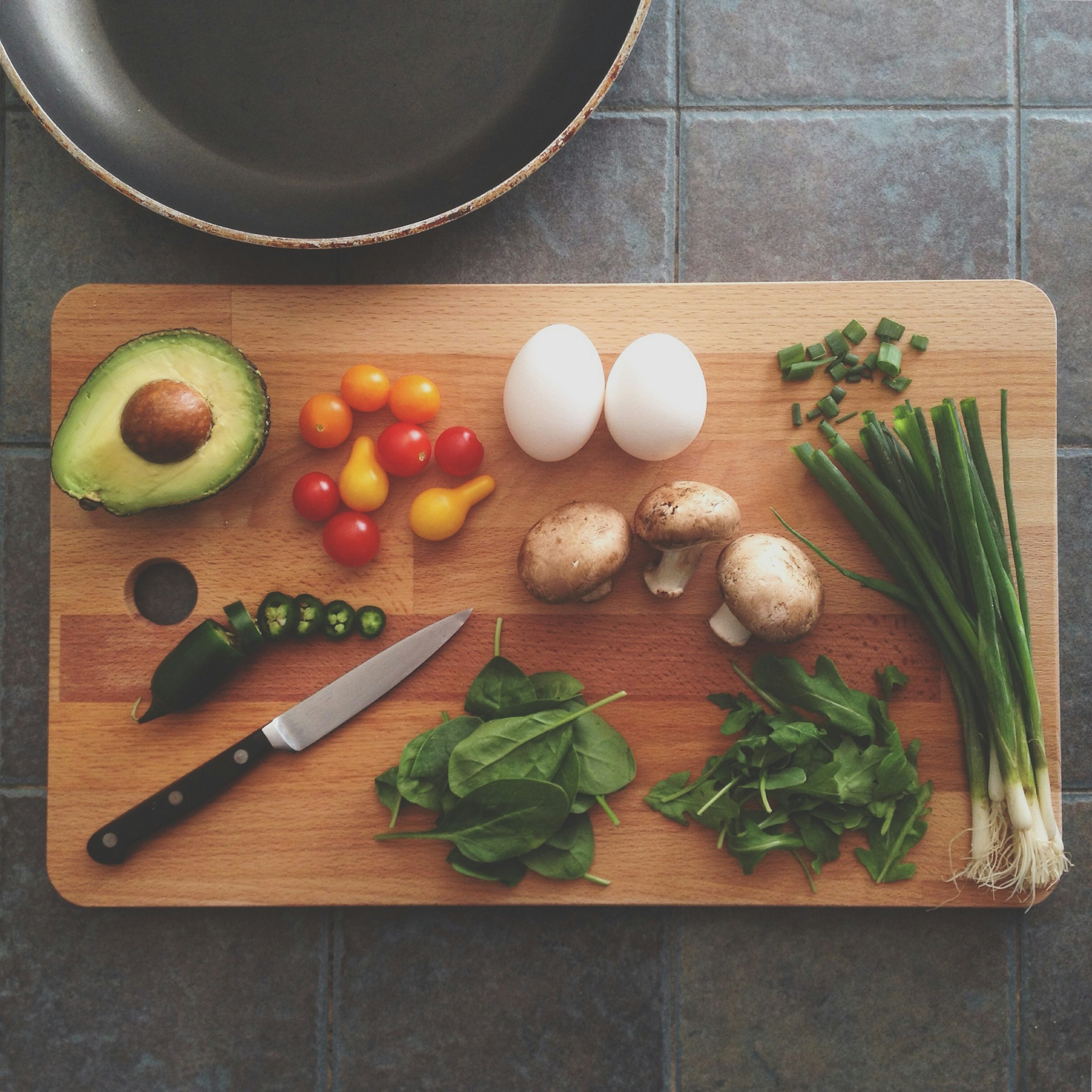 Verduras y huevos sobre una tabla de cortar | Fuente: Unsplash