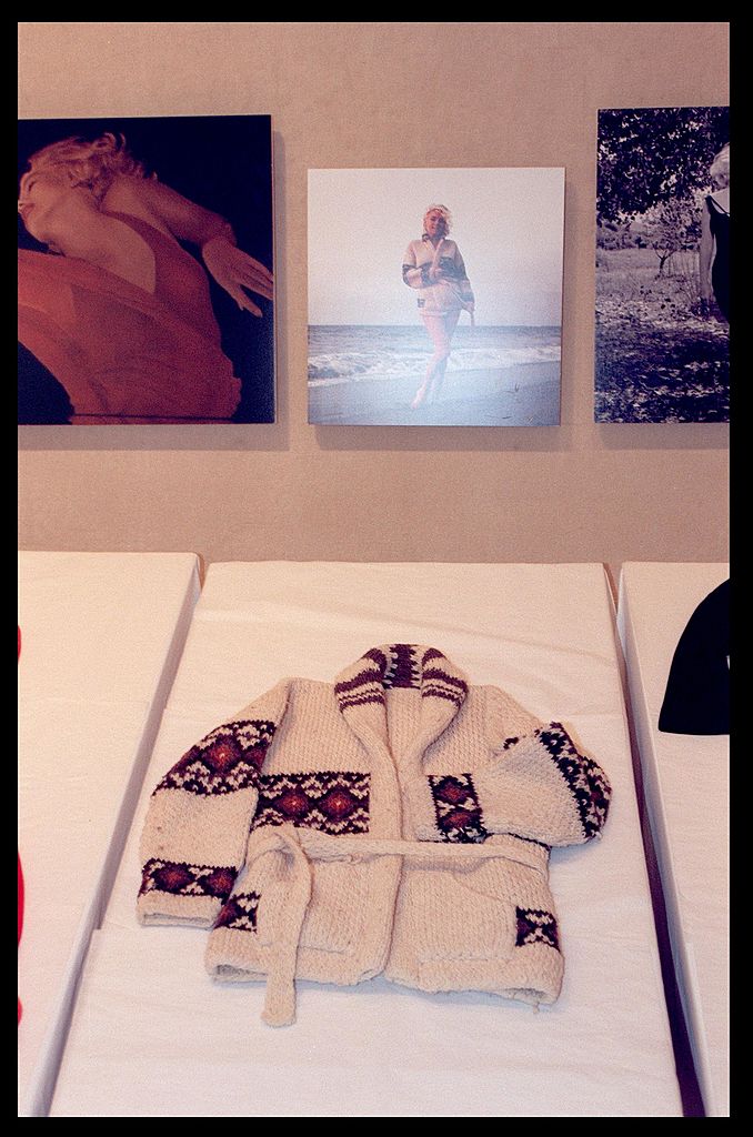 Suéter tejido a mano que Marilyn usó en 1962 y que aparece en una serie de fotografías de George Barris.| Foto: Getty Images