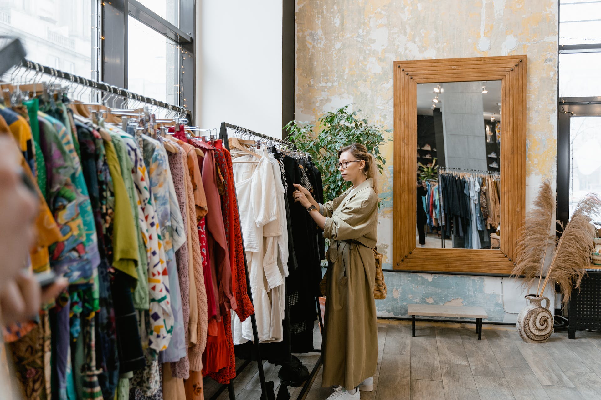 Mujer en una tienda de ropa | Foto: Pexels