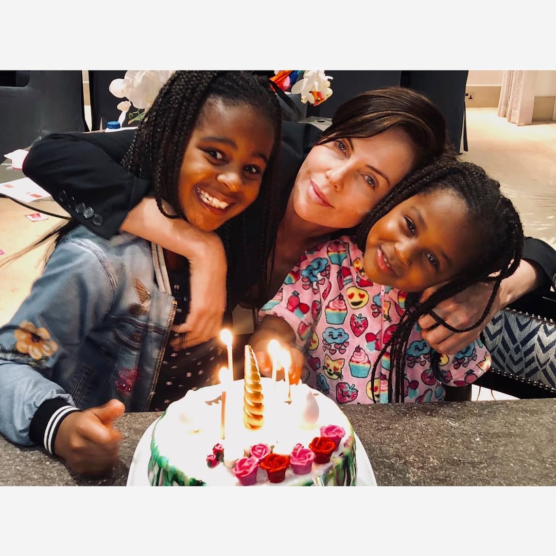 Charlize Theron posa con sus hijas, Jackson y August, en una foto publicada el 26 de septiembre de 2020 | Fuente: Instagram/charlizeafrica