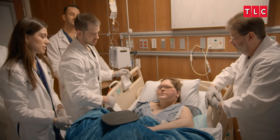 Tammy Slaton en la cama del hospital tras su operación, de un vídeo publicado el 6 de junio de 2025 | Fuente: YouTube/TLC